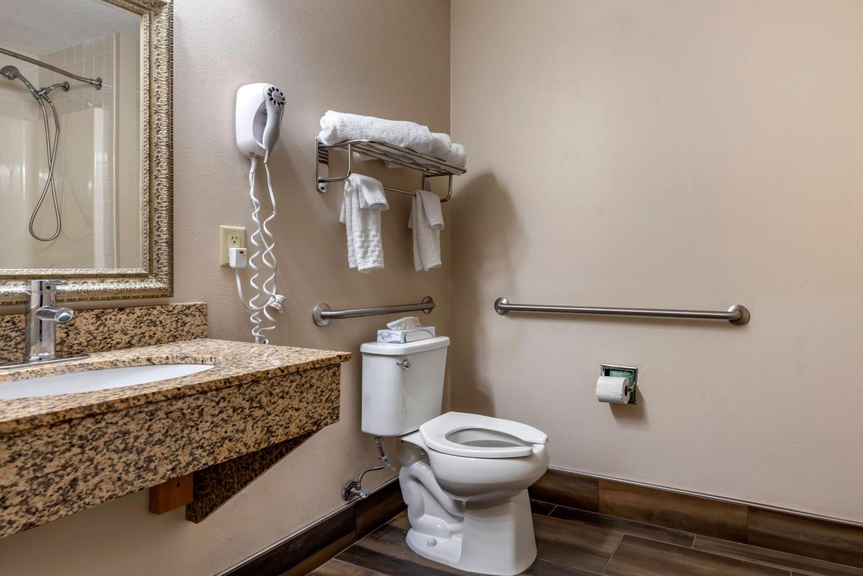 King Room with Bath Tub - Mobility Accessible/Non-Smoking - Photo 7