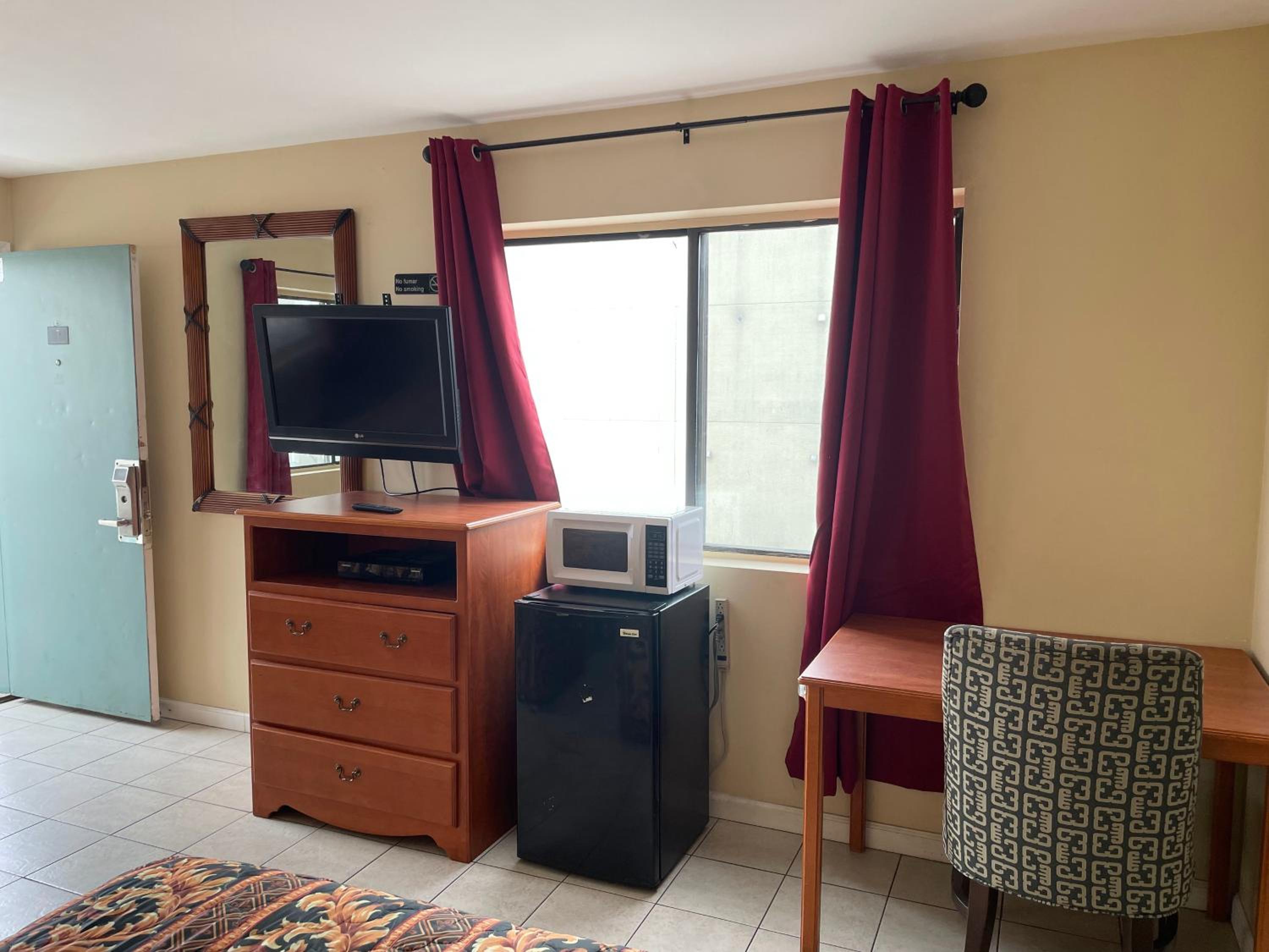Superior Queen Room with Two Queen Beds - Photo 3