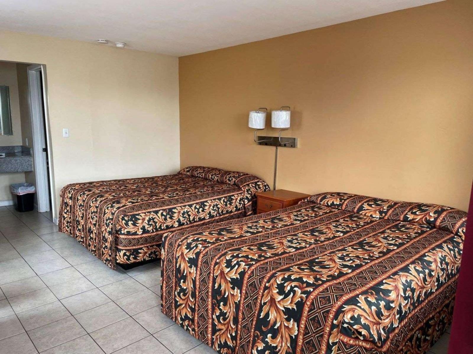 Superior Queen Room with Two Queen Beds - Photo 5