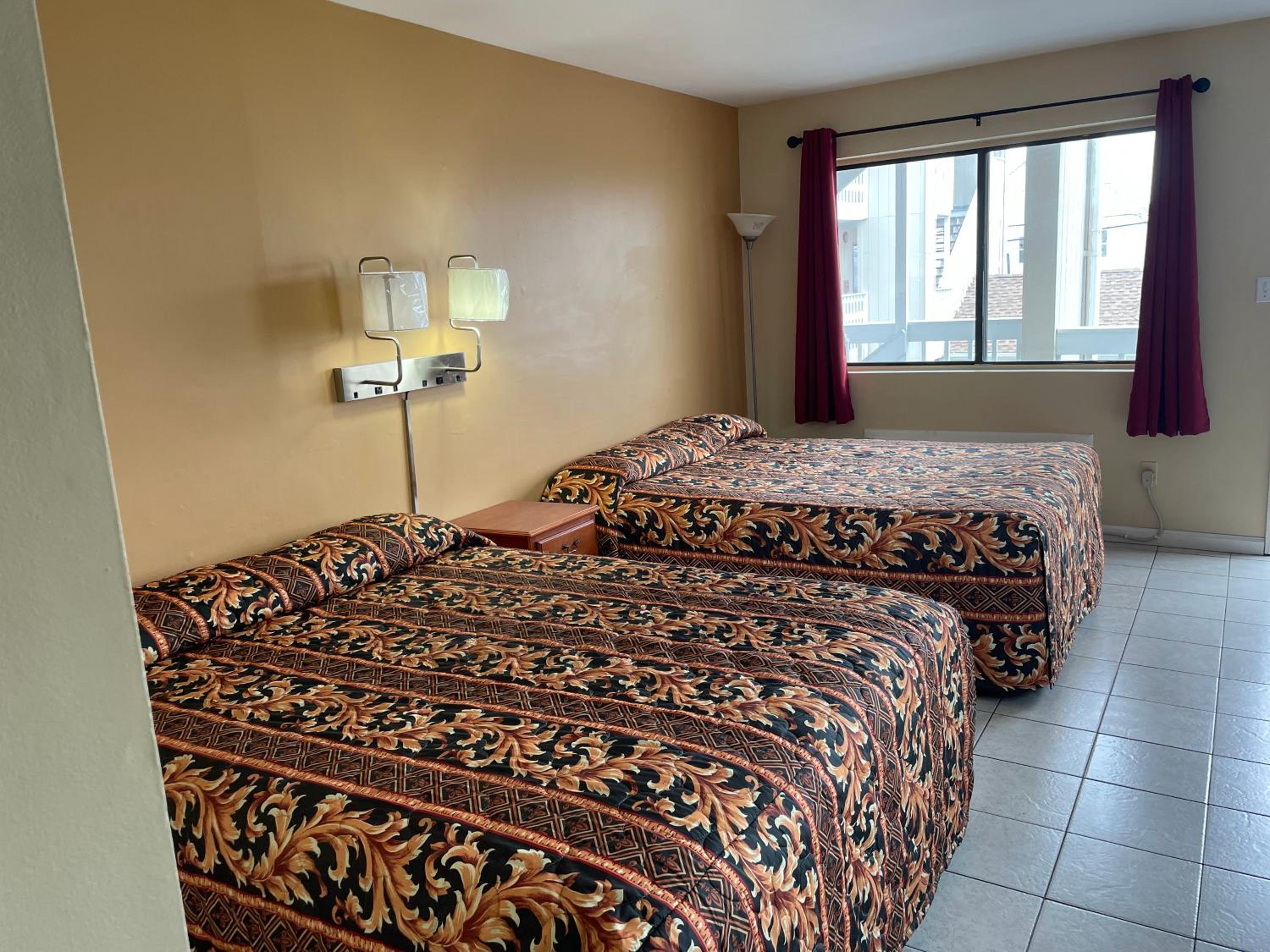 Superior Queen Room with Two Queen Beds - Photo 4