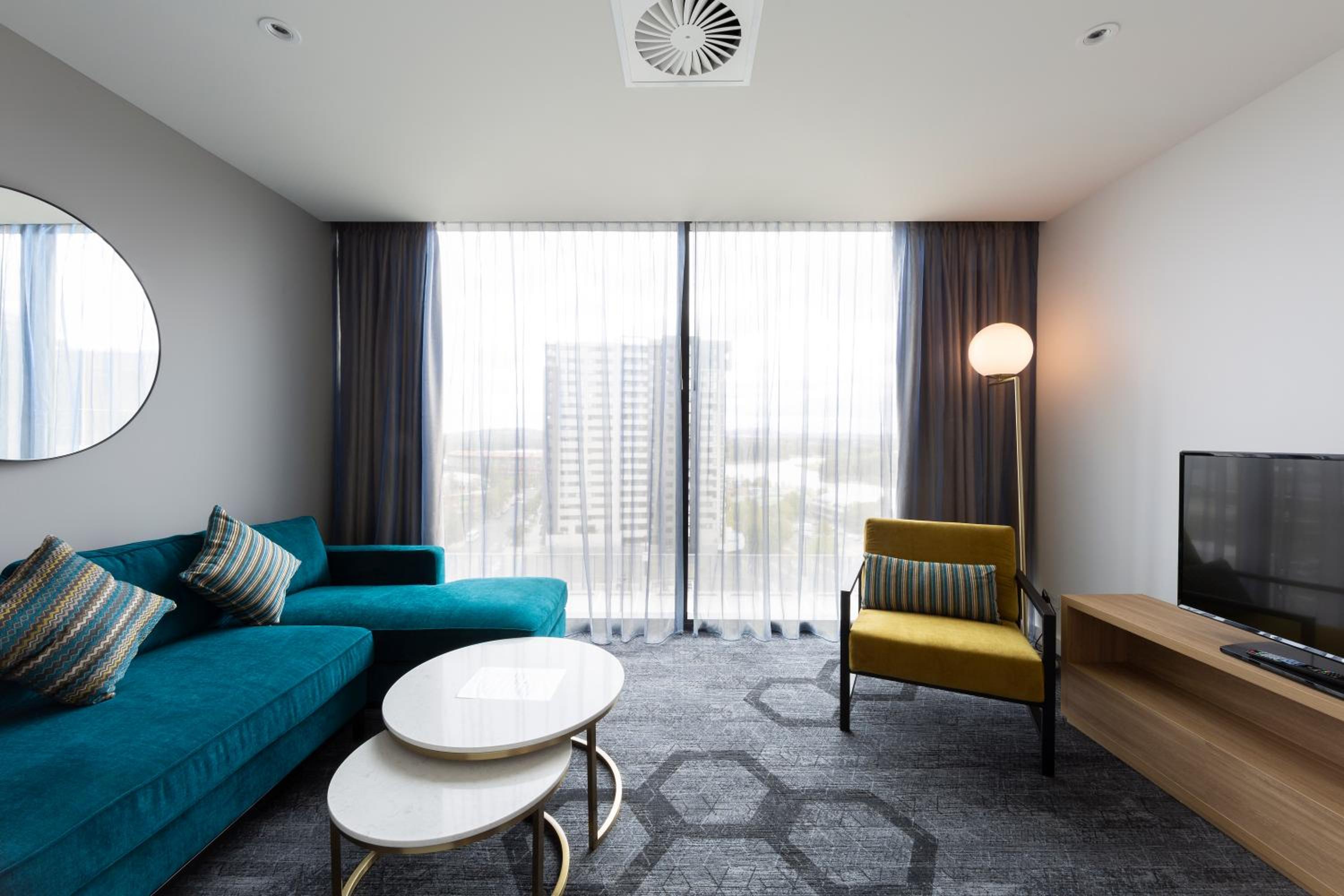 Executive Studio with Separate Lounge, Sofa Bed and Bathtub - Photo 2
