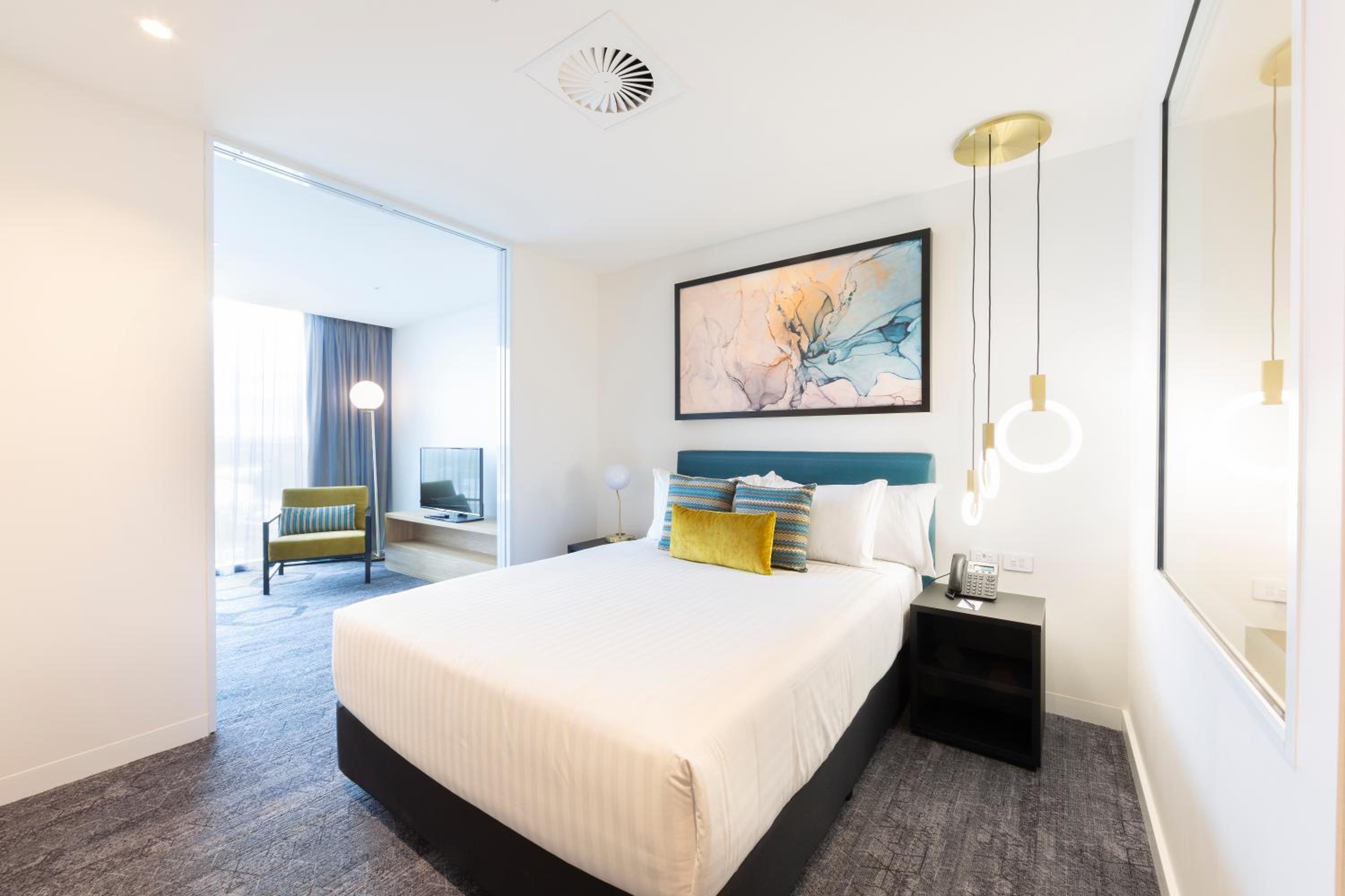Executive Studio with Separate Lounge, Sofa Bed and Bathtub - Photo 3