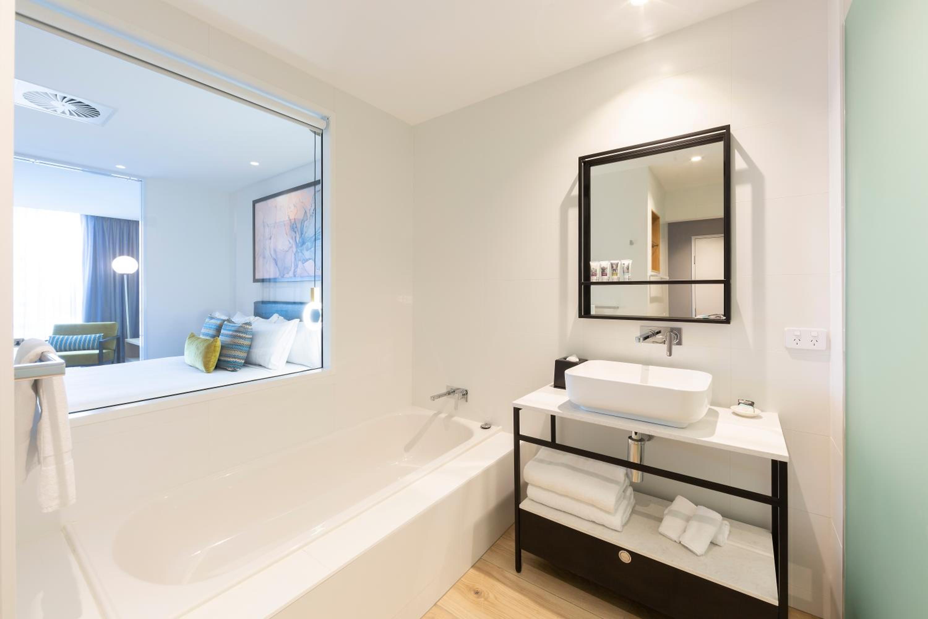 Executive Studio with Separate Lounge, Sofa Bed and Bathtub - Photo 4