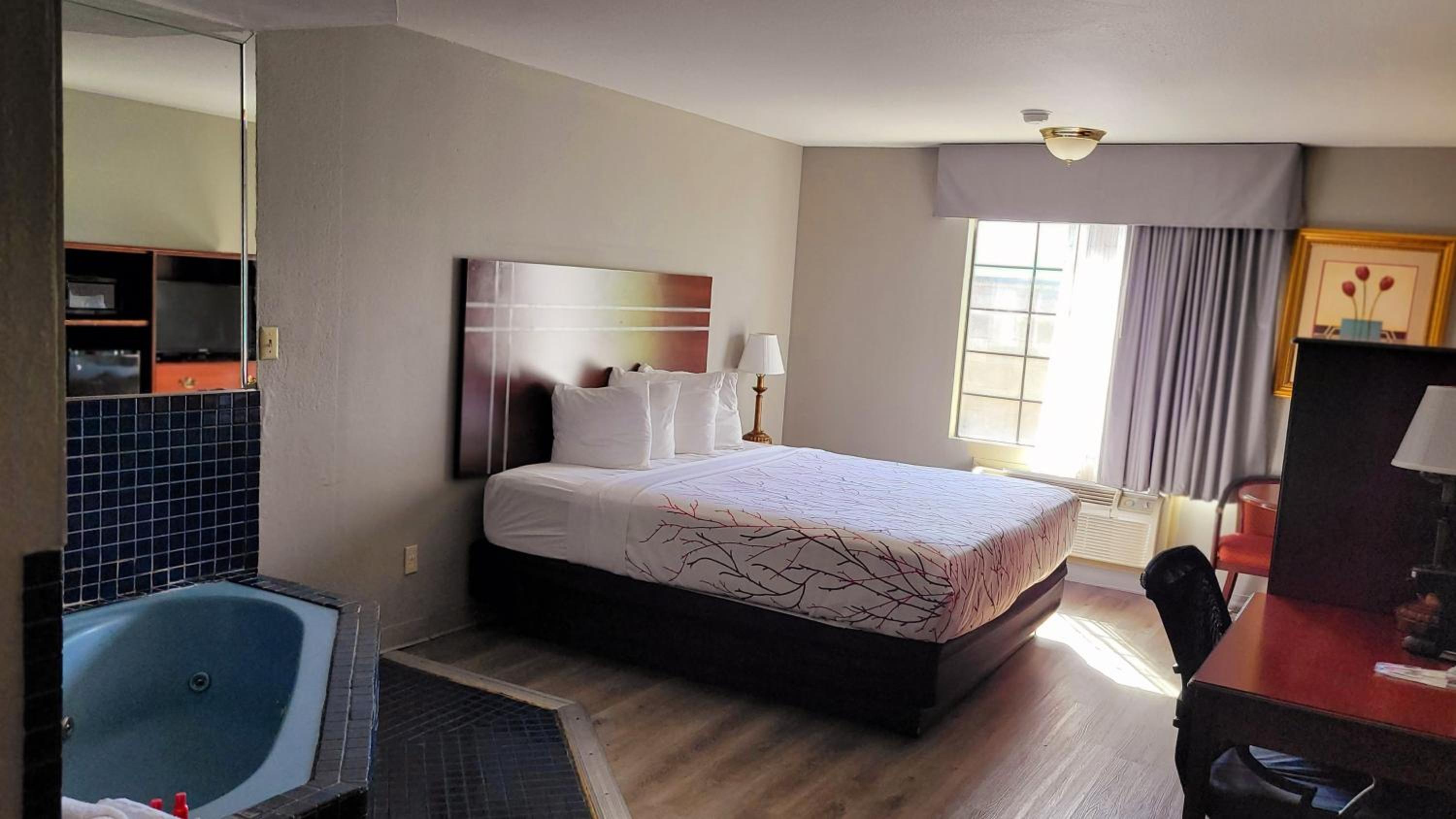 King Room with Spa Bath - Non-Smoking photo 3