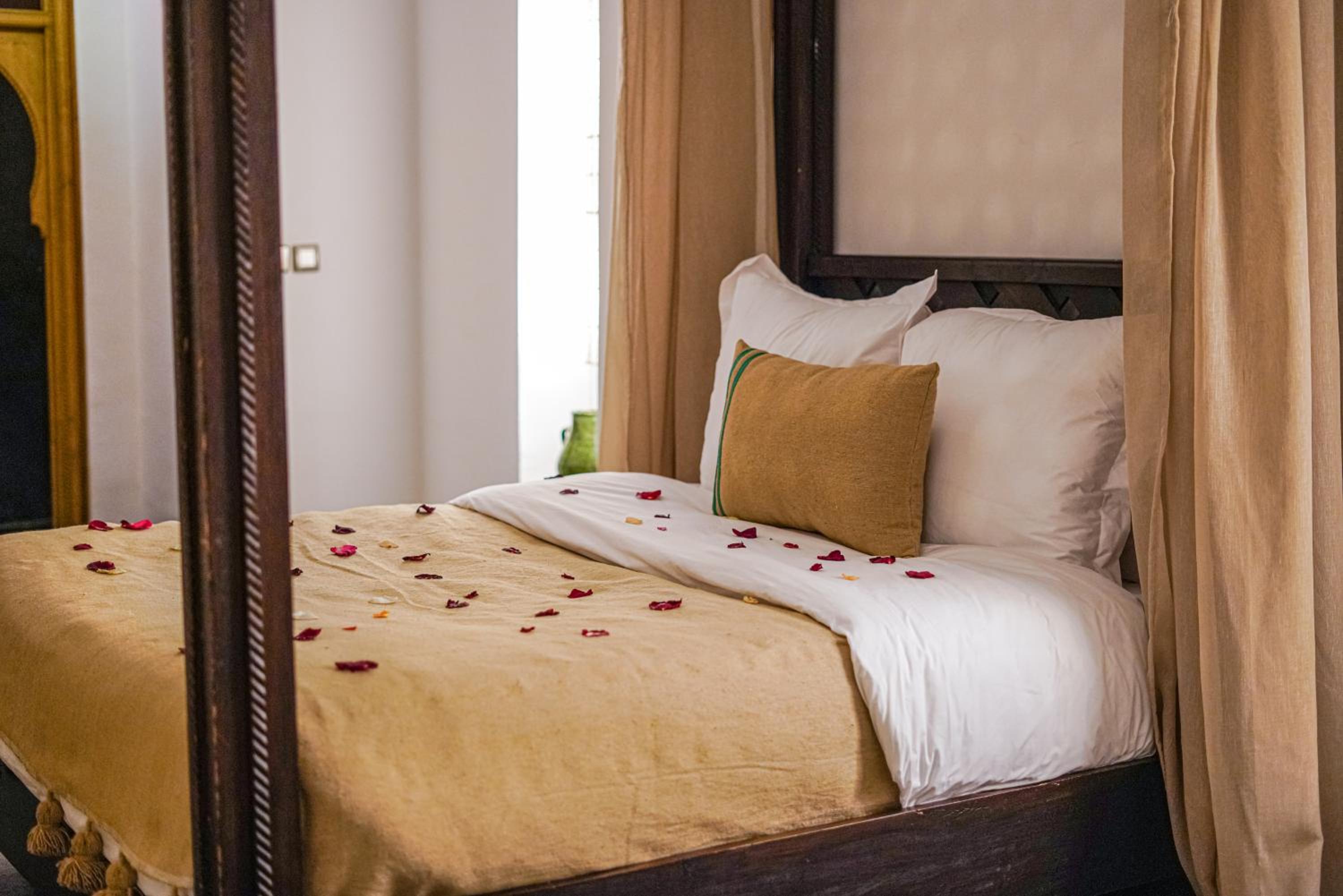Deluxe Room (2 Adults + 1 Child) - Photo 5