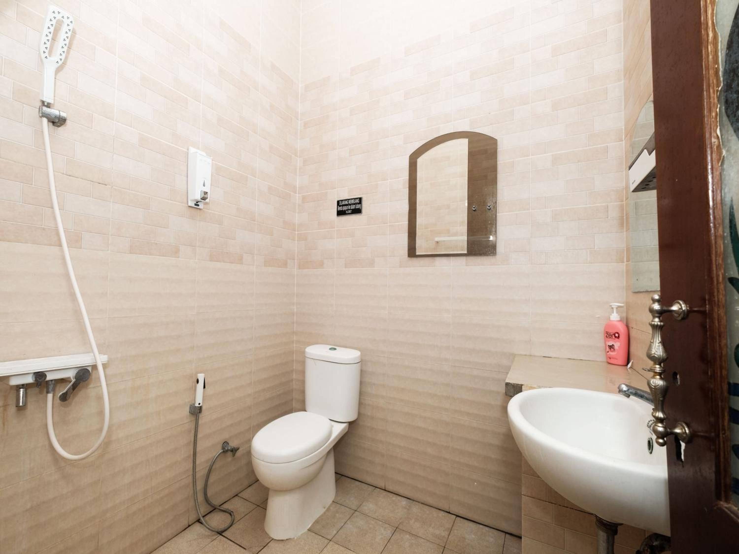 Double Room with Private Bathroom - Photo 7