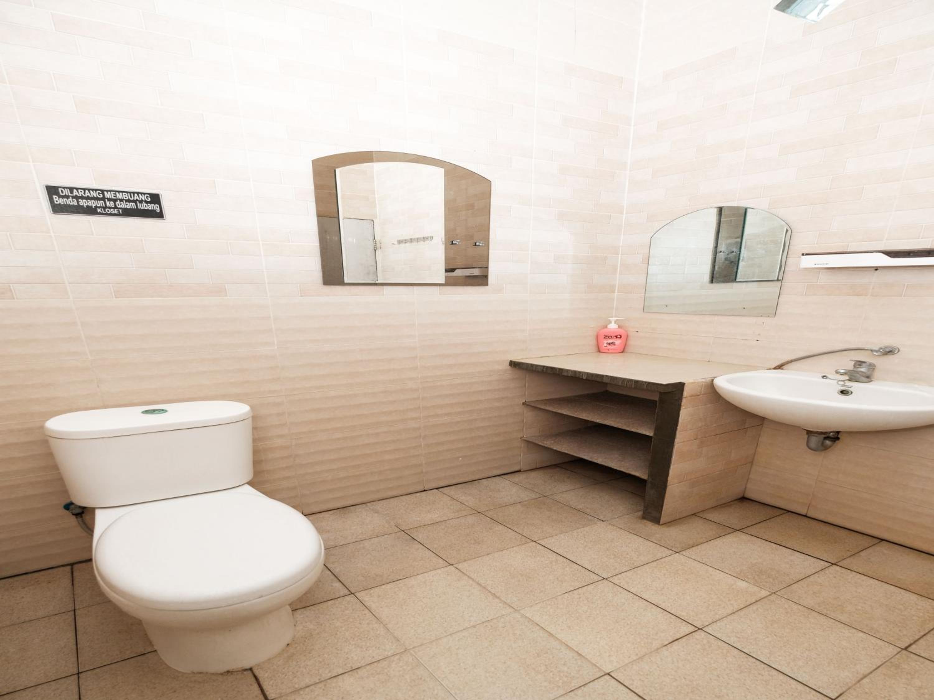 Double Room with Private Bathroom - Photo 10