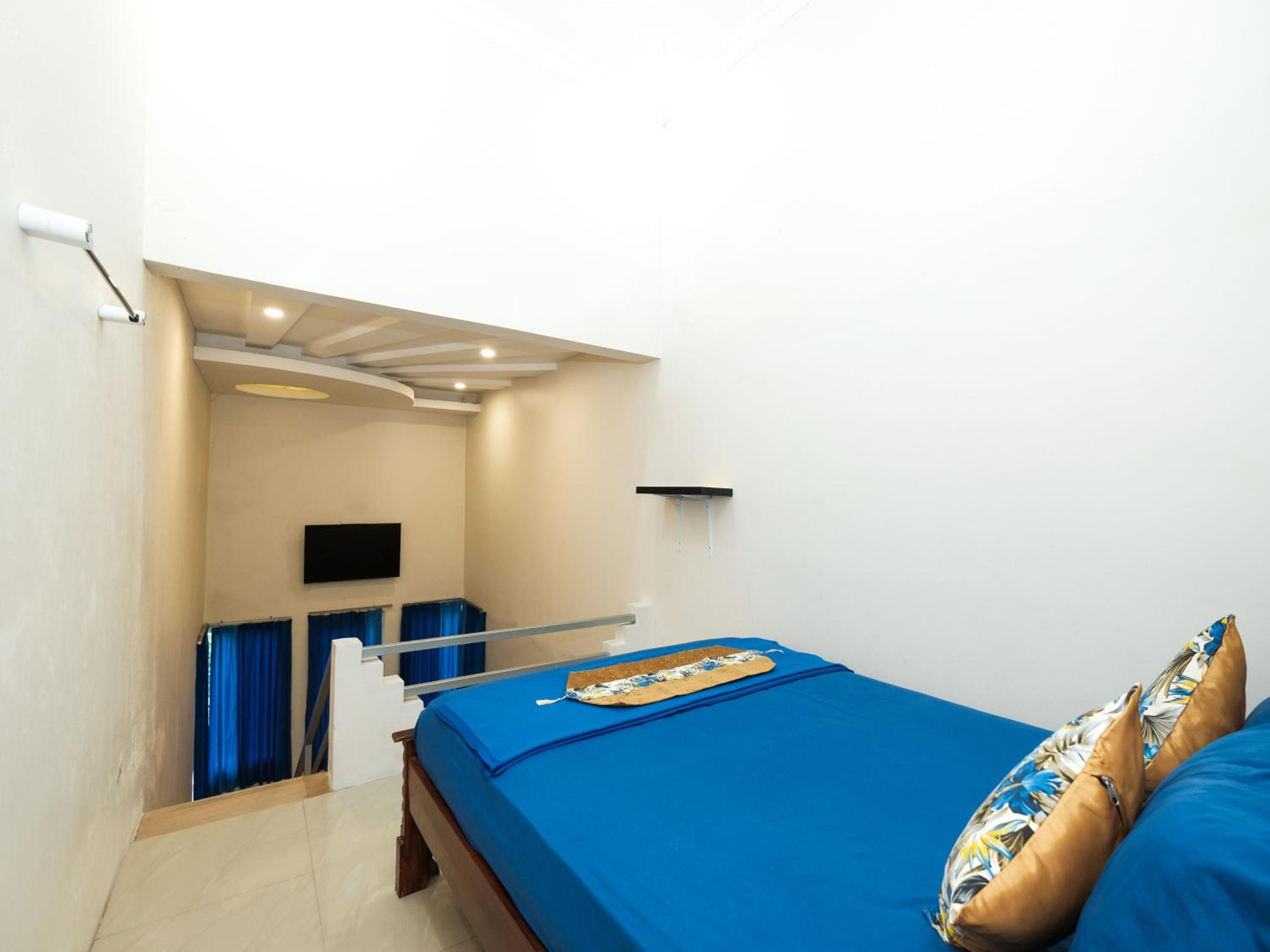 Twin Room with Private Bathroom - Photo 1