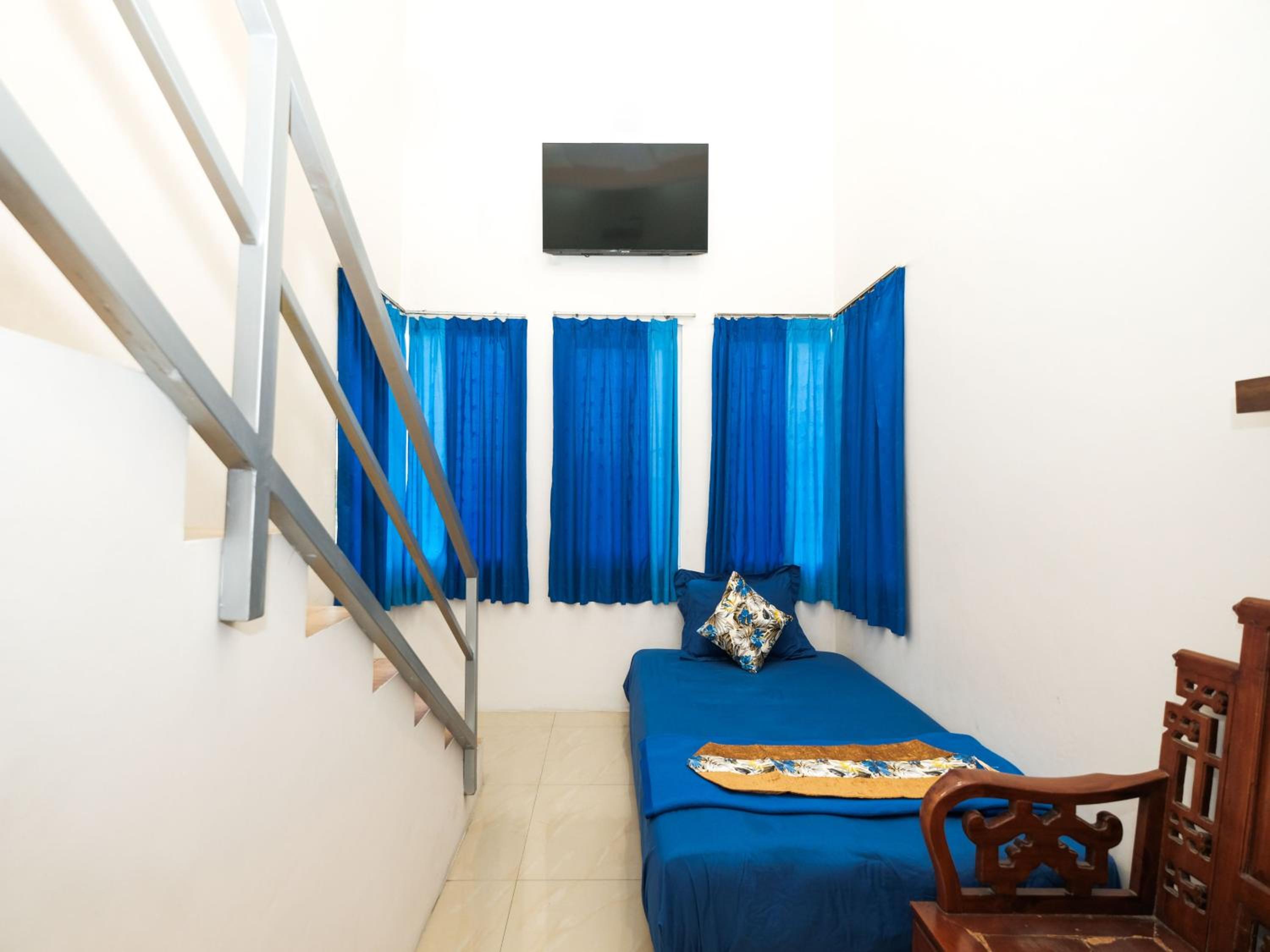 Twin Room with Private Bathroom - Photo 6