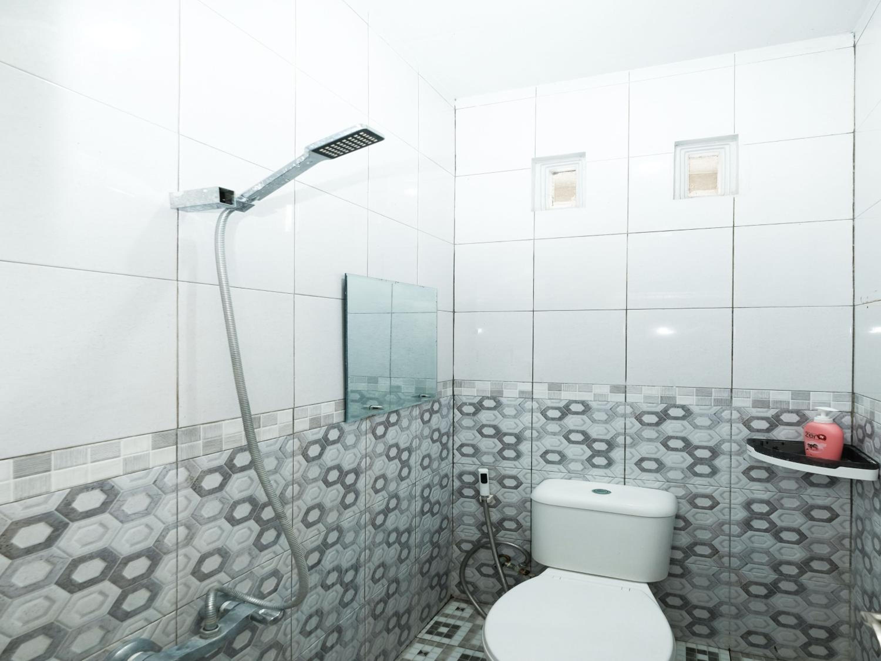 Twin Room with Private Bathroom - Photo 9