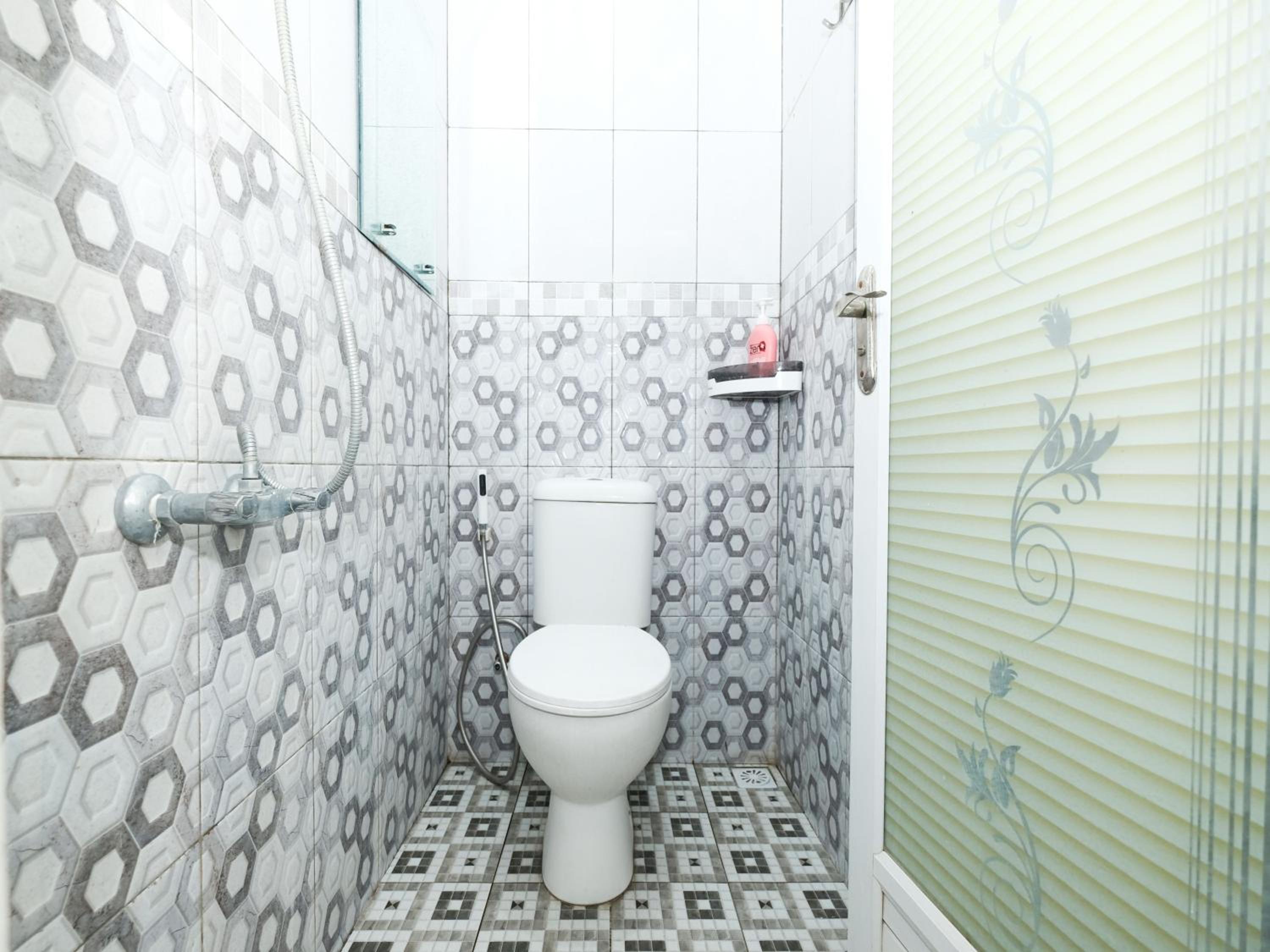 Twin Room with Private Bathroom - Photo 10