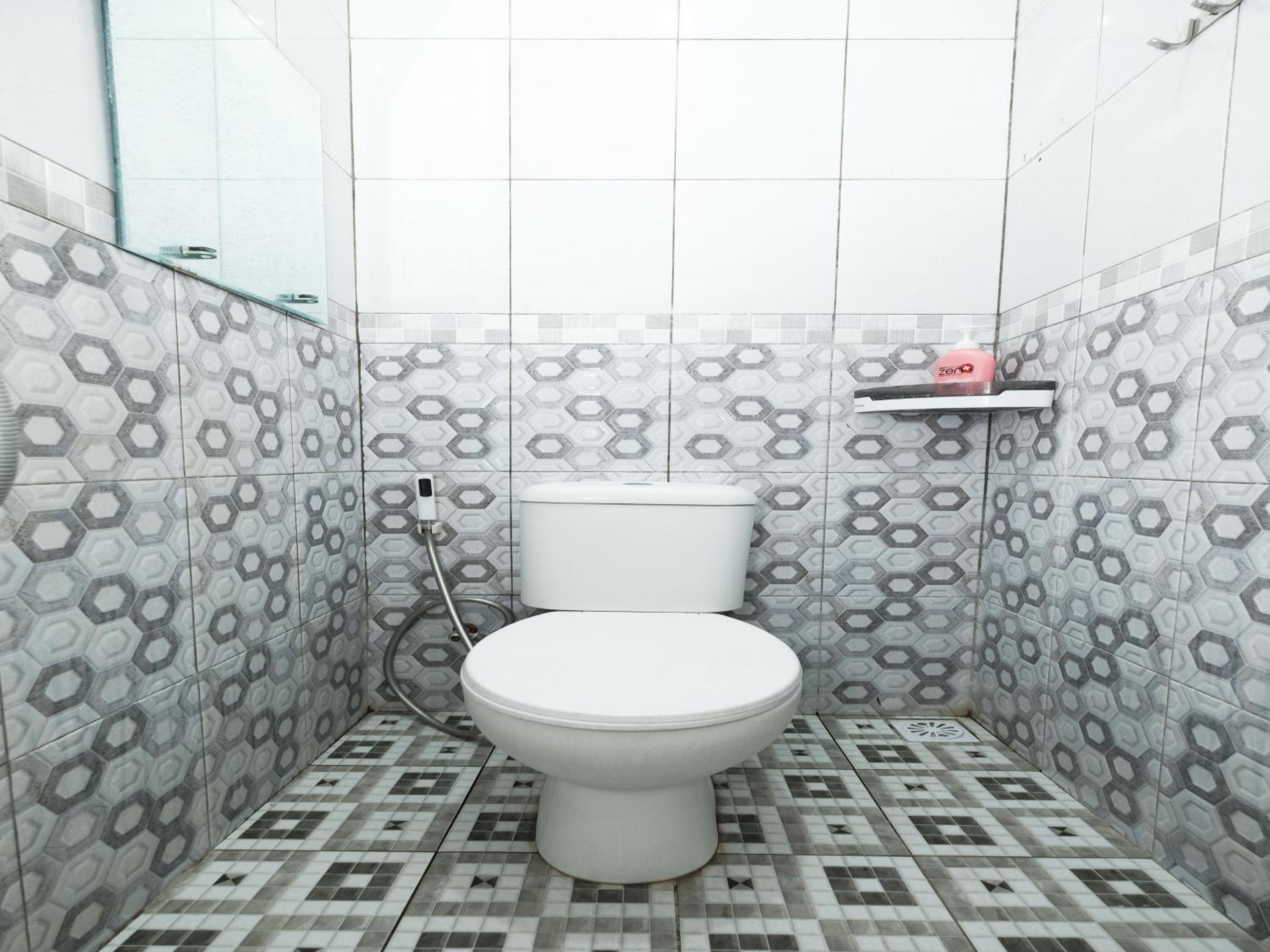 Twin Room with Private Bathroom - Photo 12