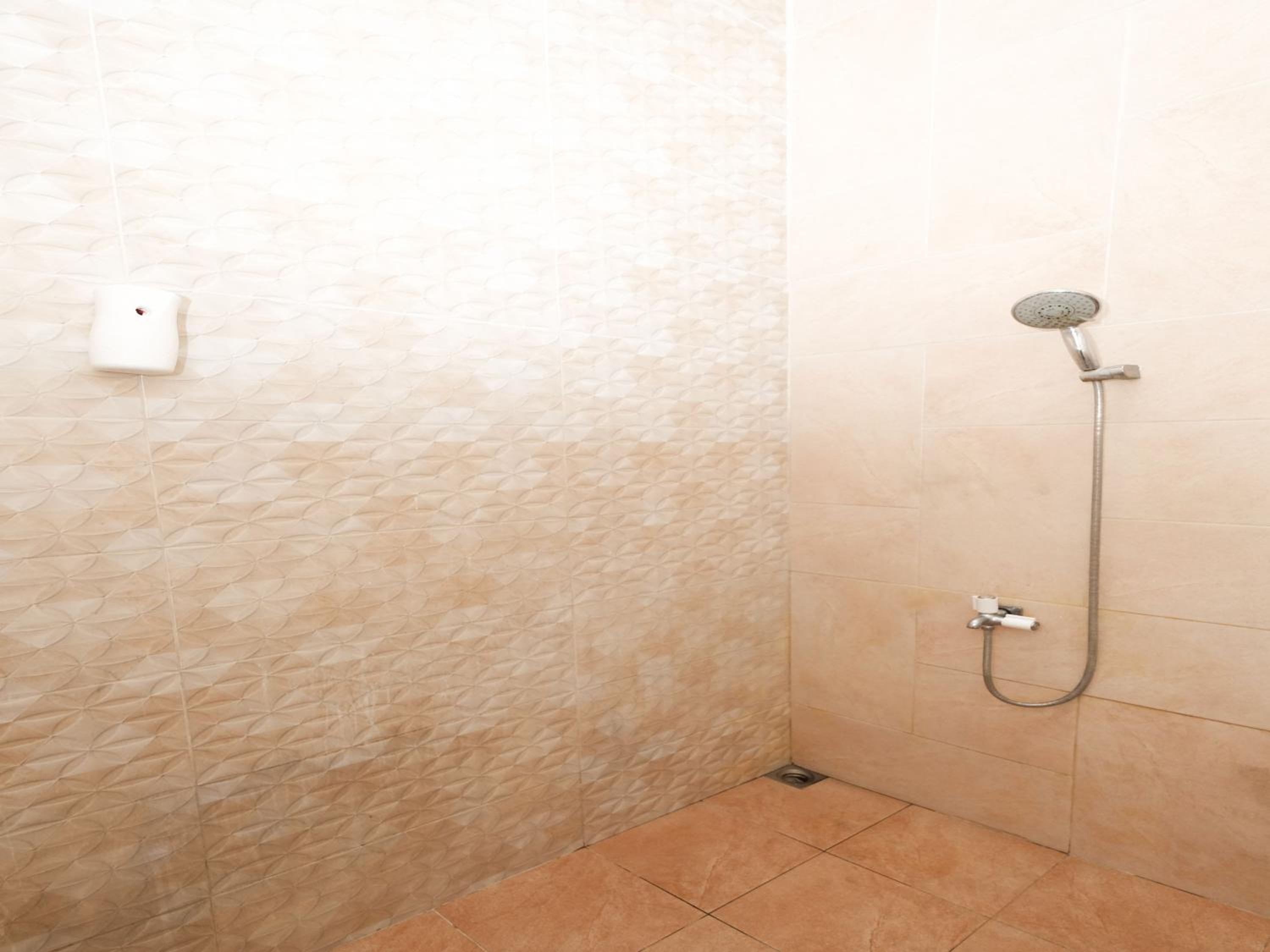 Budget Twin Room - Photo 9