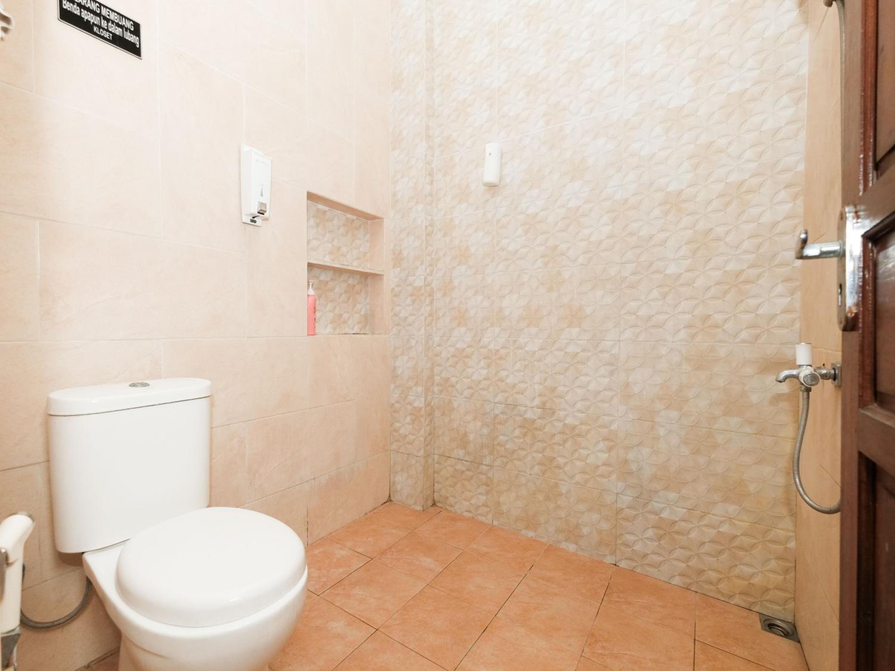 Budget Twin Room - Photo 8
