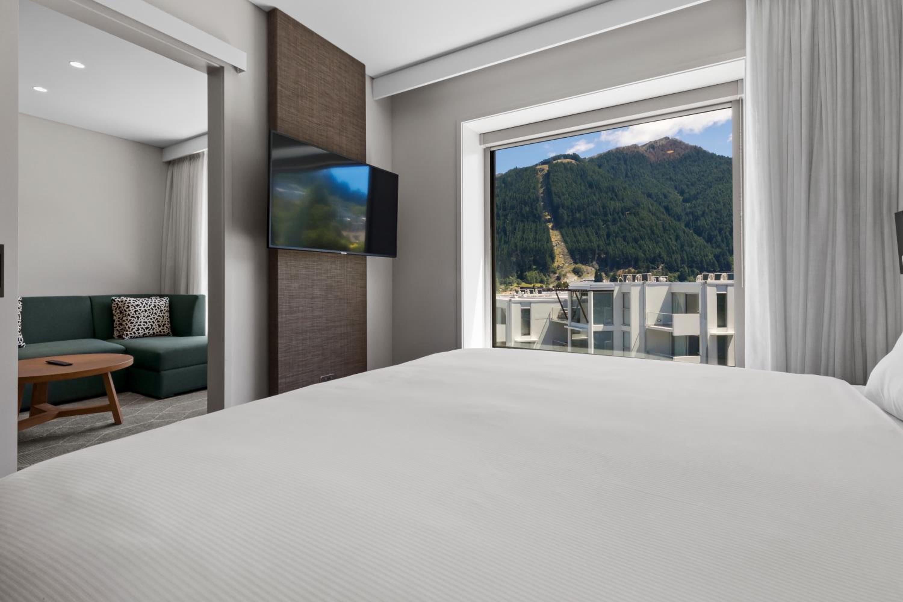 One-Bedroom Suite with Gondola View - Free Breakfast - Photo 1