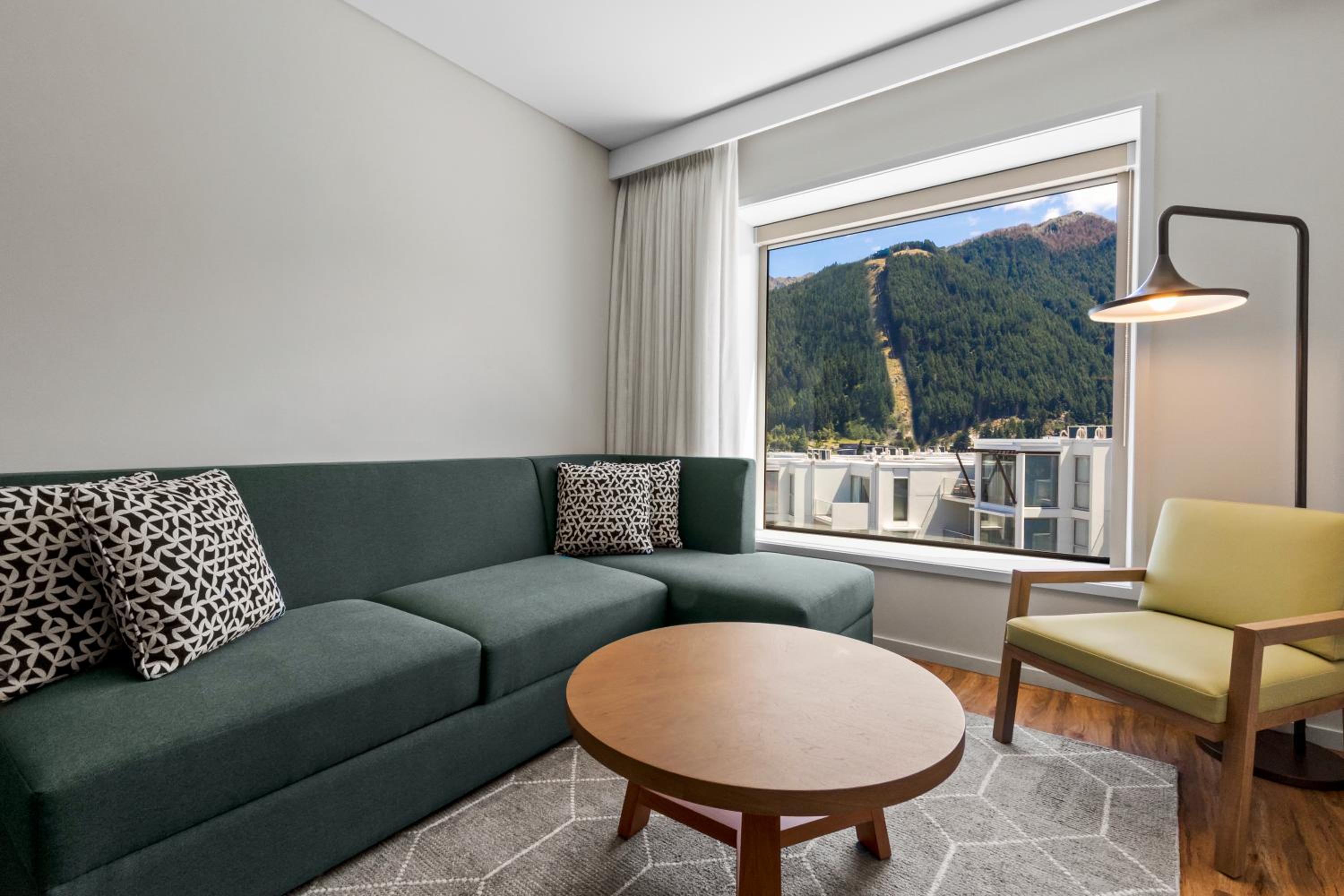 One-Bedroom Suite with Gondola View - Free Breakfast - Photo 4