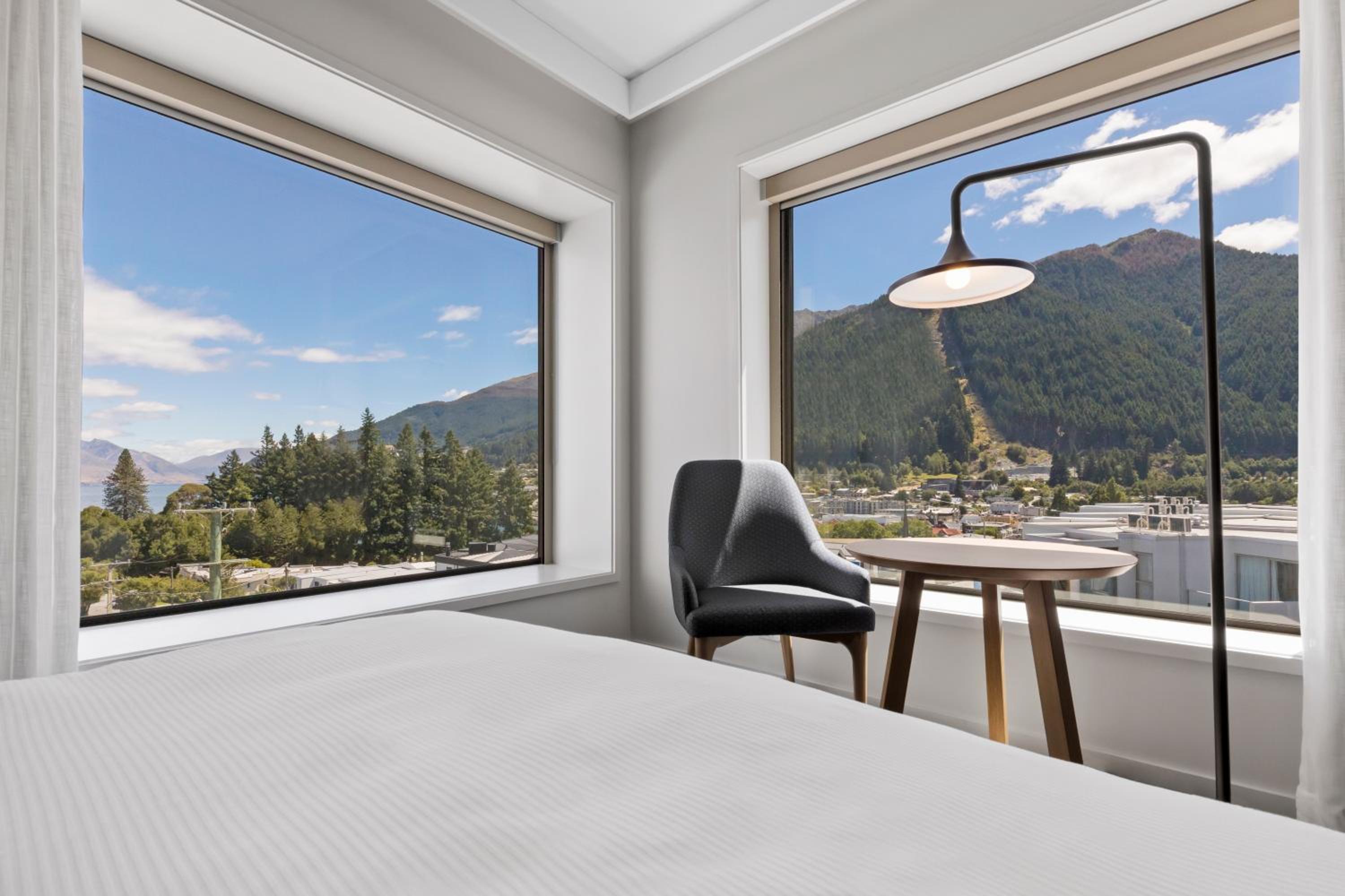Standard Queen Room with Panoramic Window - Free Breakfast