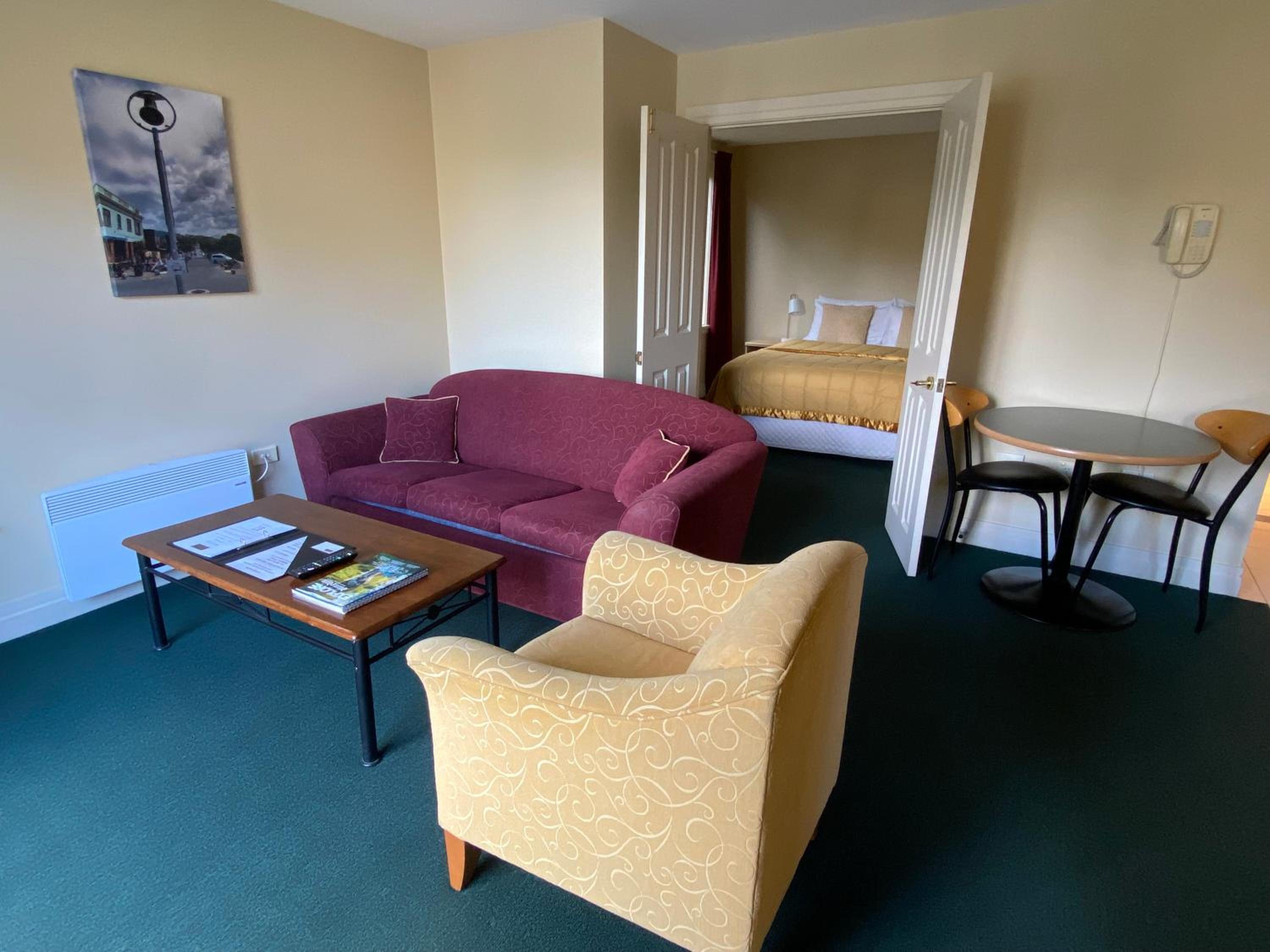 Queen Suite with Spa Bath photo 2