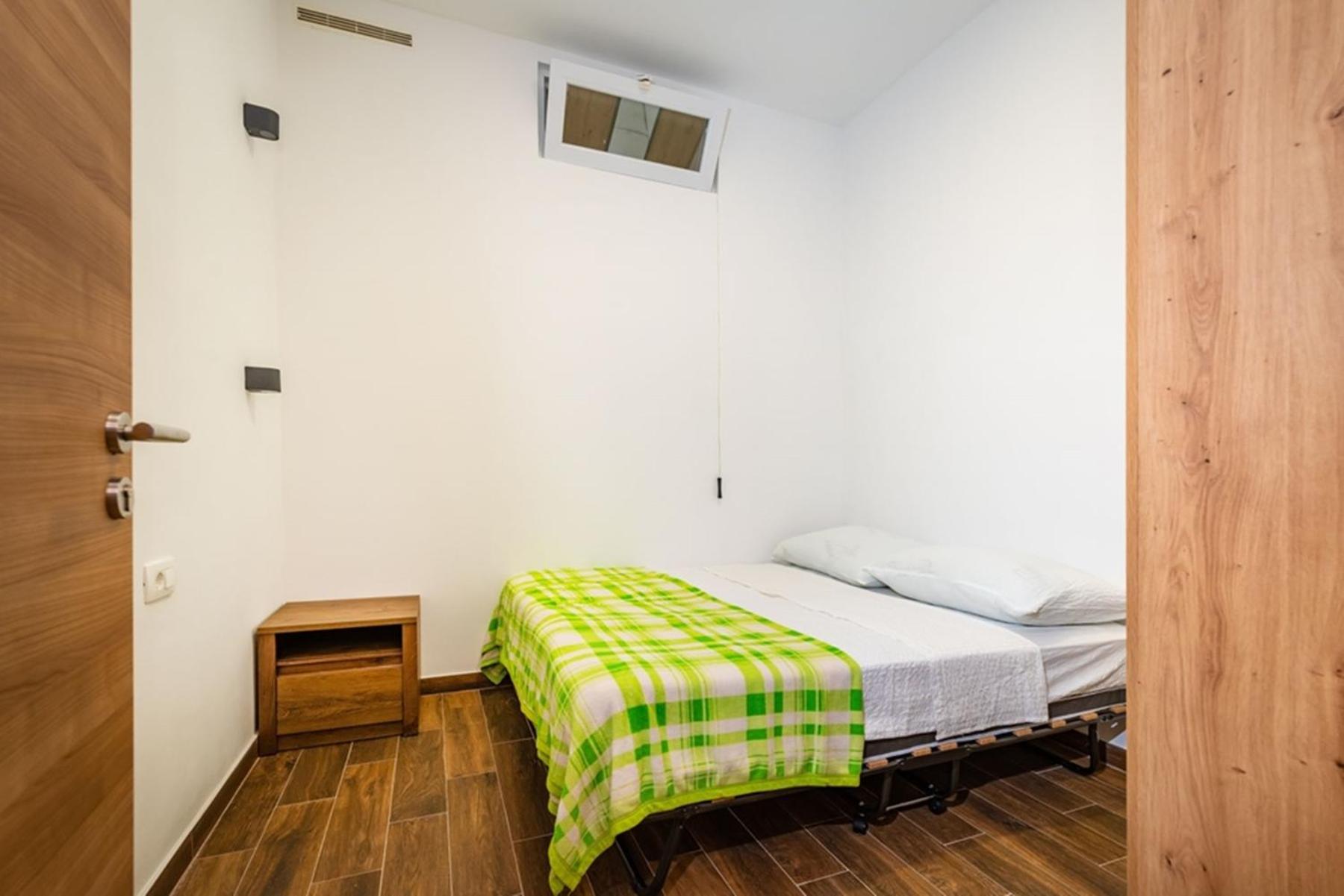 Six-Bedroom House photo 1