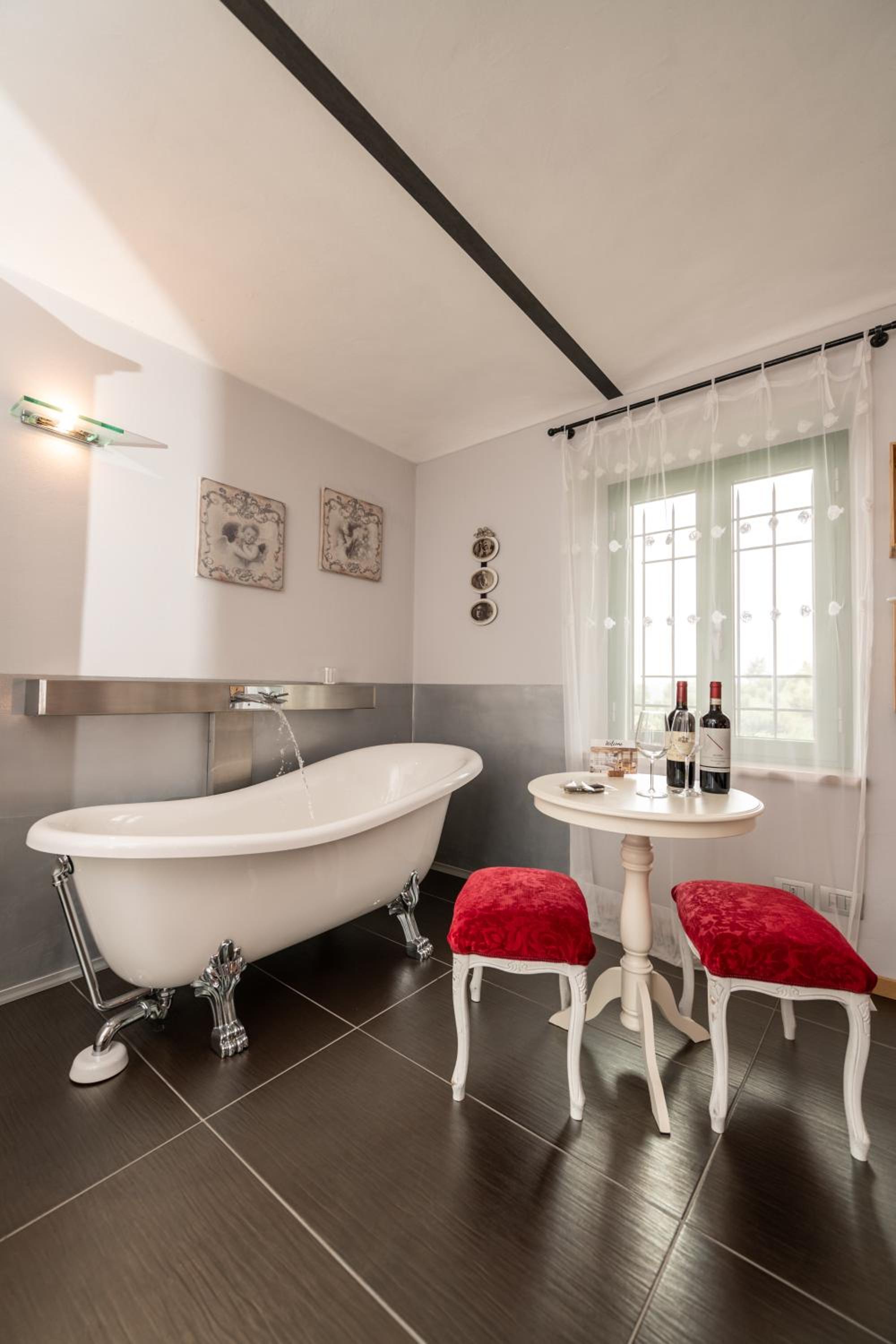 Deluxe Double Room with Bath - Photo 5
