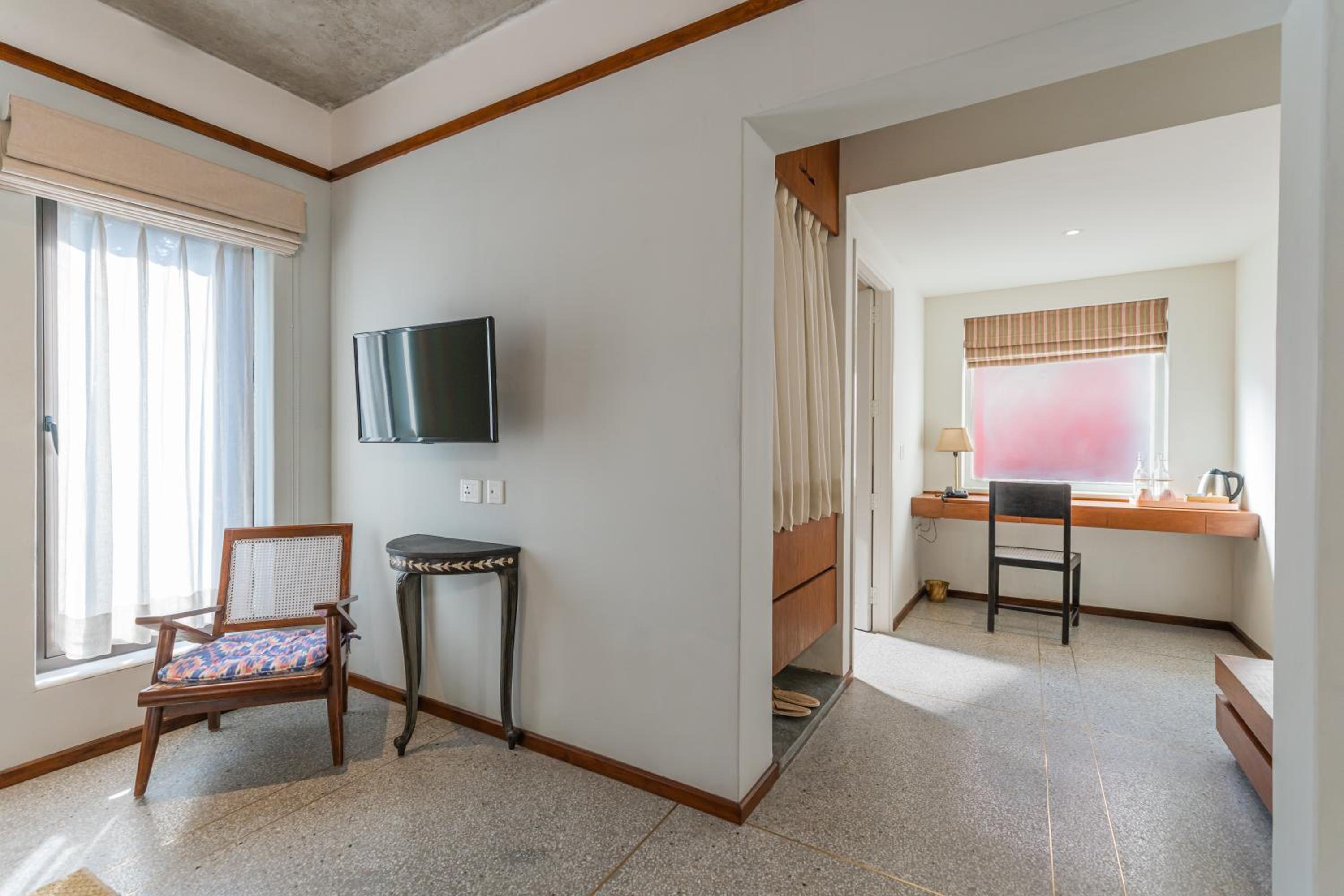 Double or Twin Room with City View - Photo 3