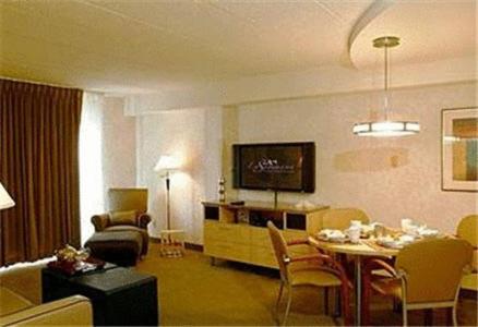 One-Bedroom Suite - Photo 4