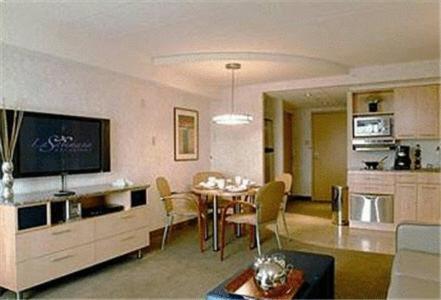 One-Bedroom Suite - Photo 2