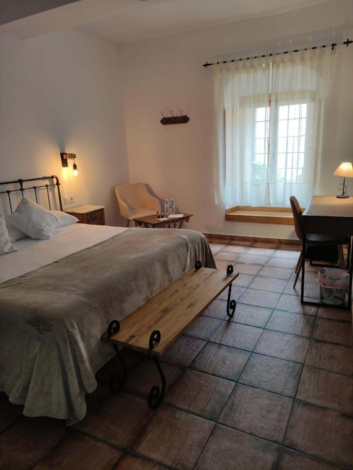 Large Double Room - Photo 1
