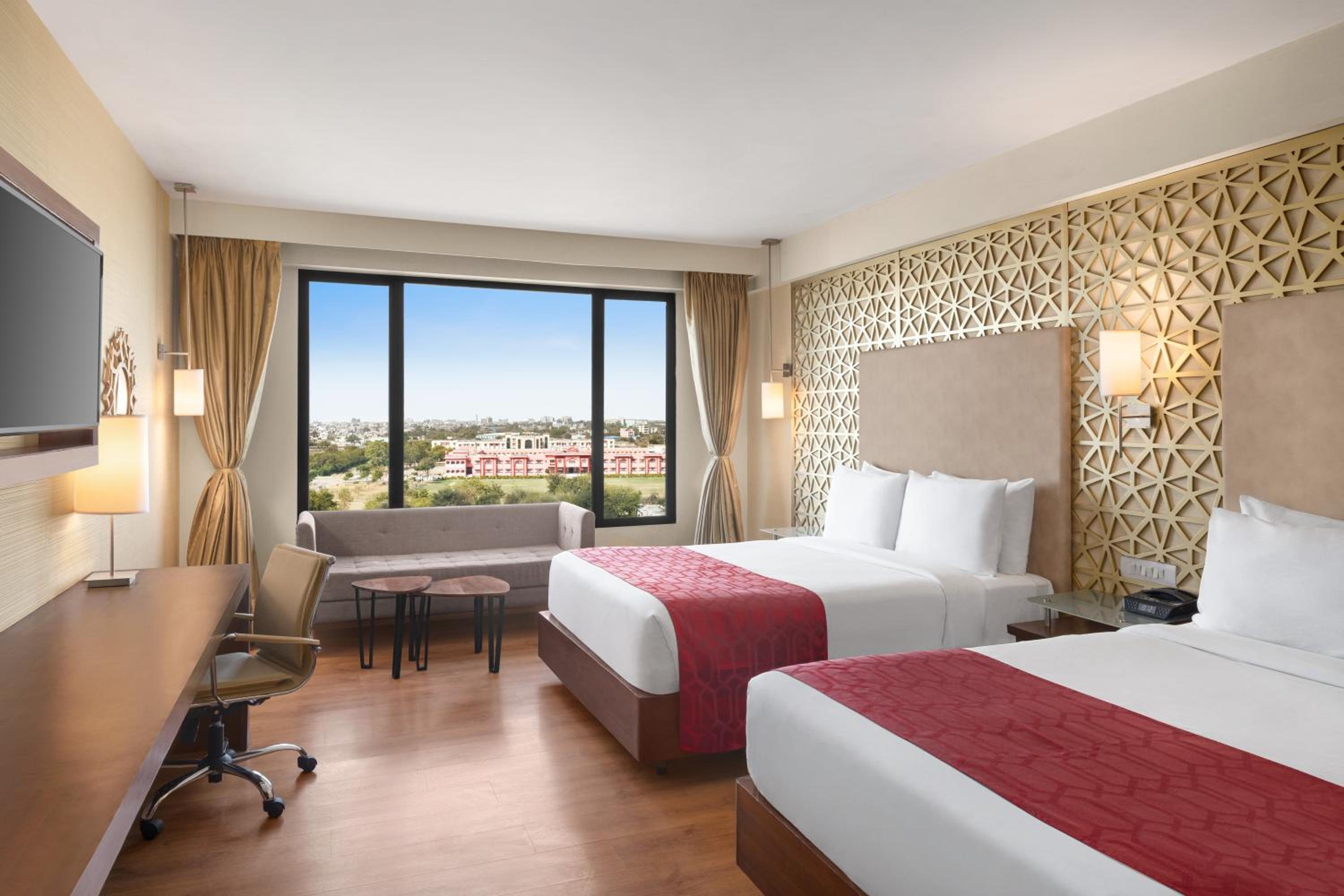 2 Queen Beds, Club Room City View, Non-Smoking - Photo 1