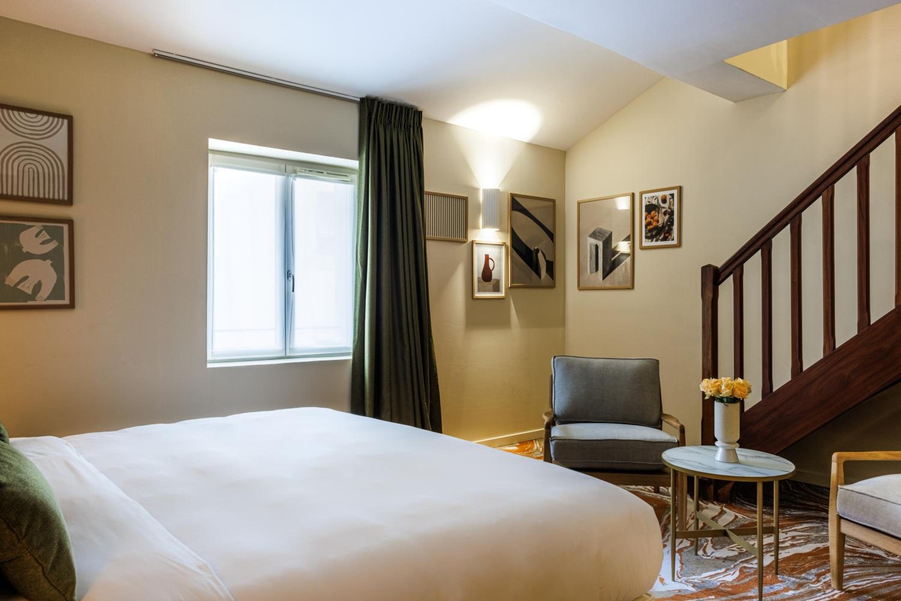Duplex King Suite With Whirlpool And Street View - Non-Smoking photo 3