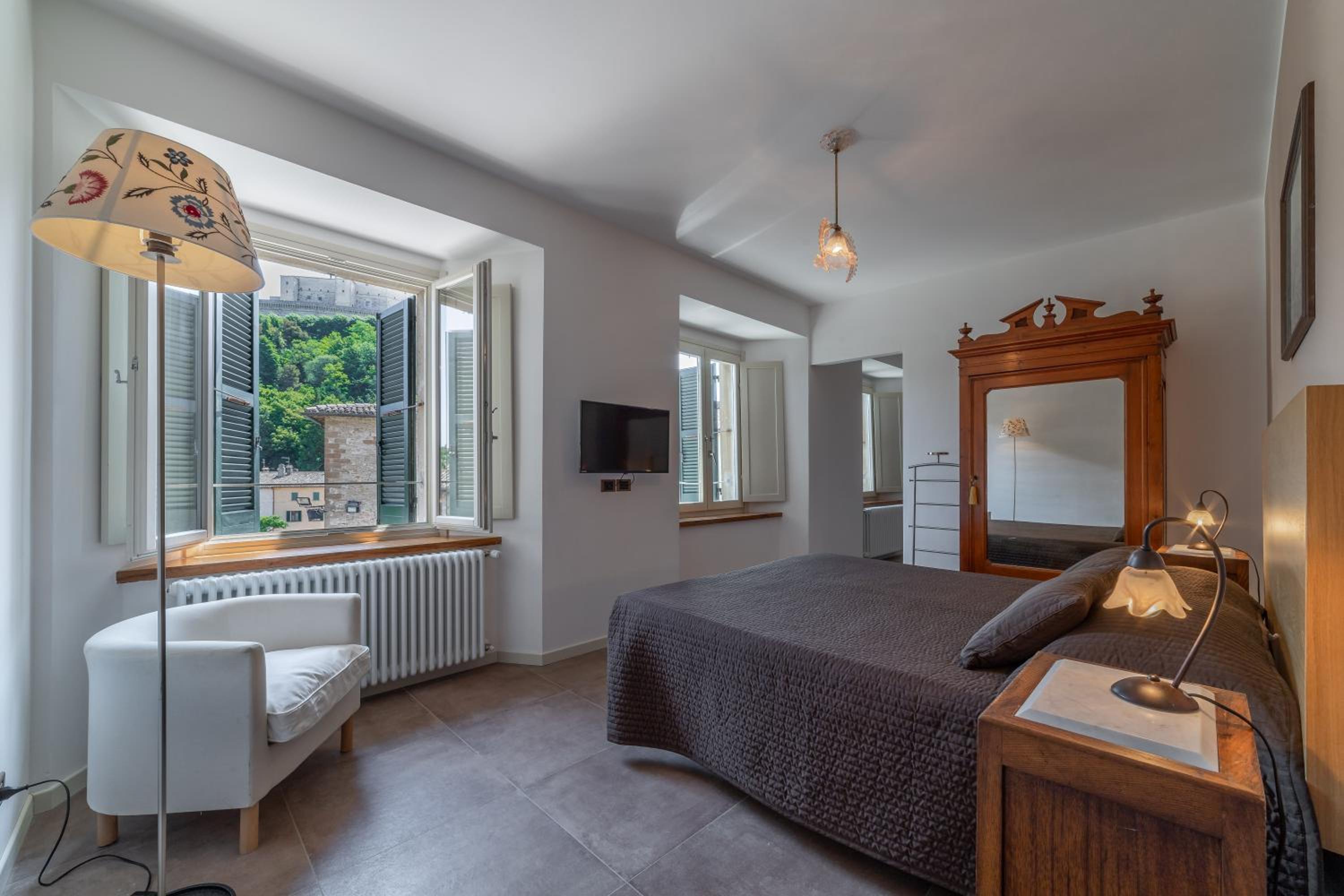 Suite - Photo 13