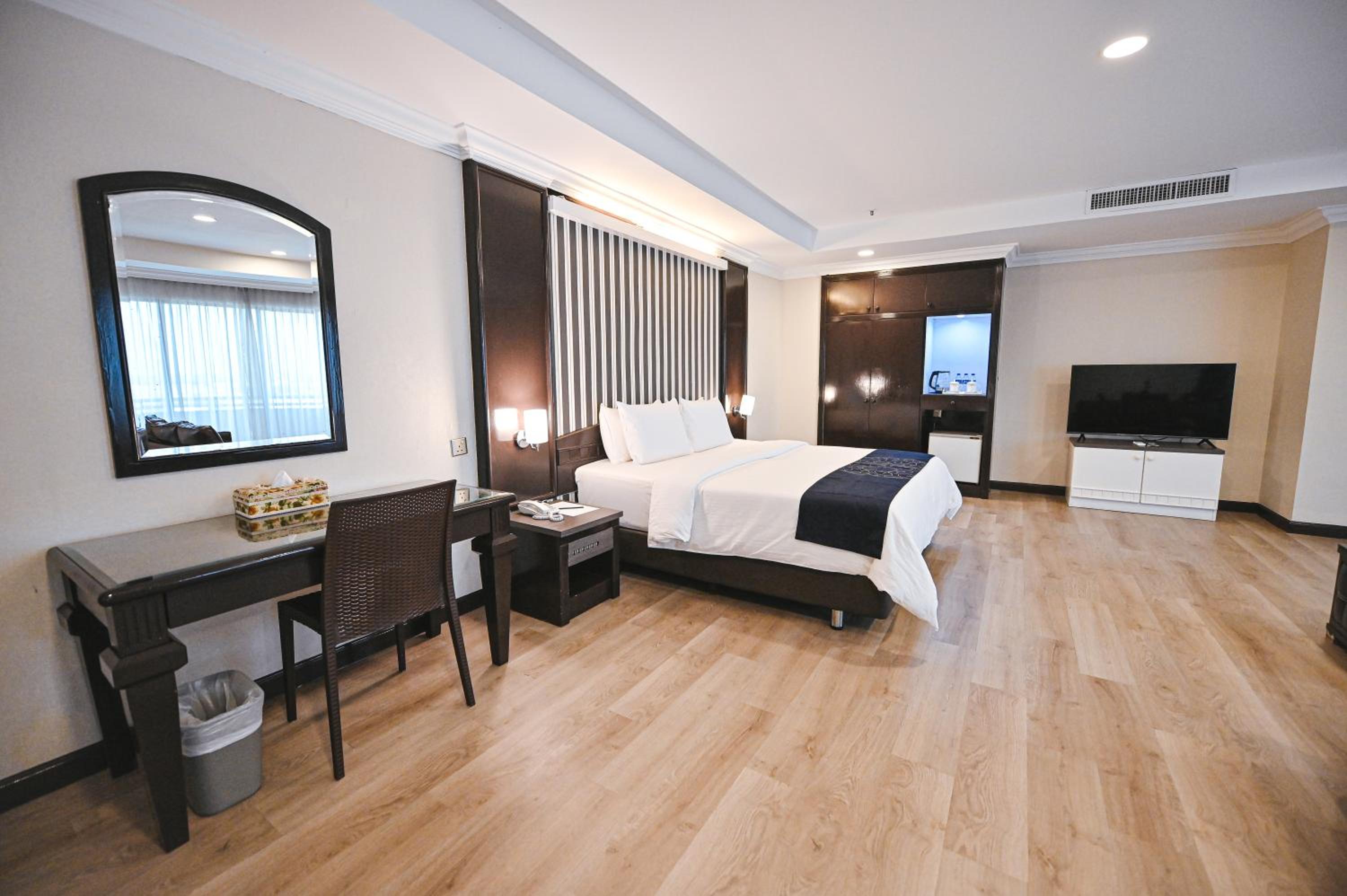 Suite - Photo 1
