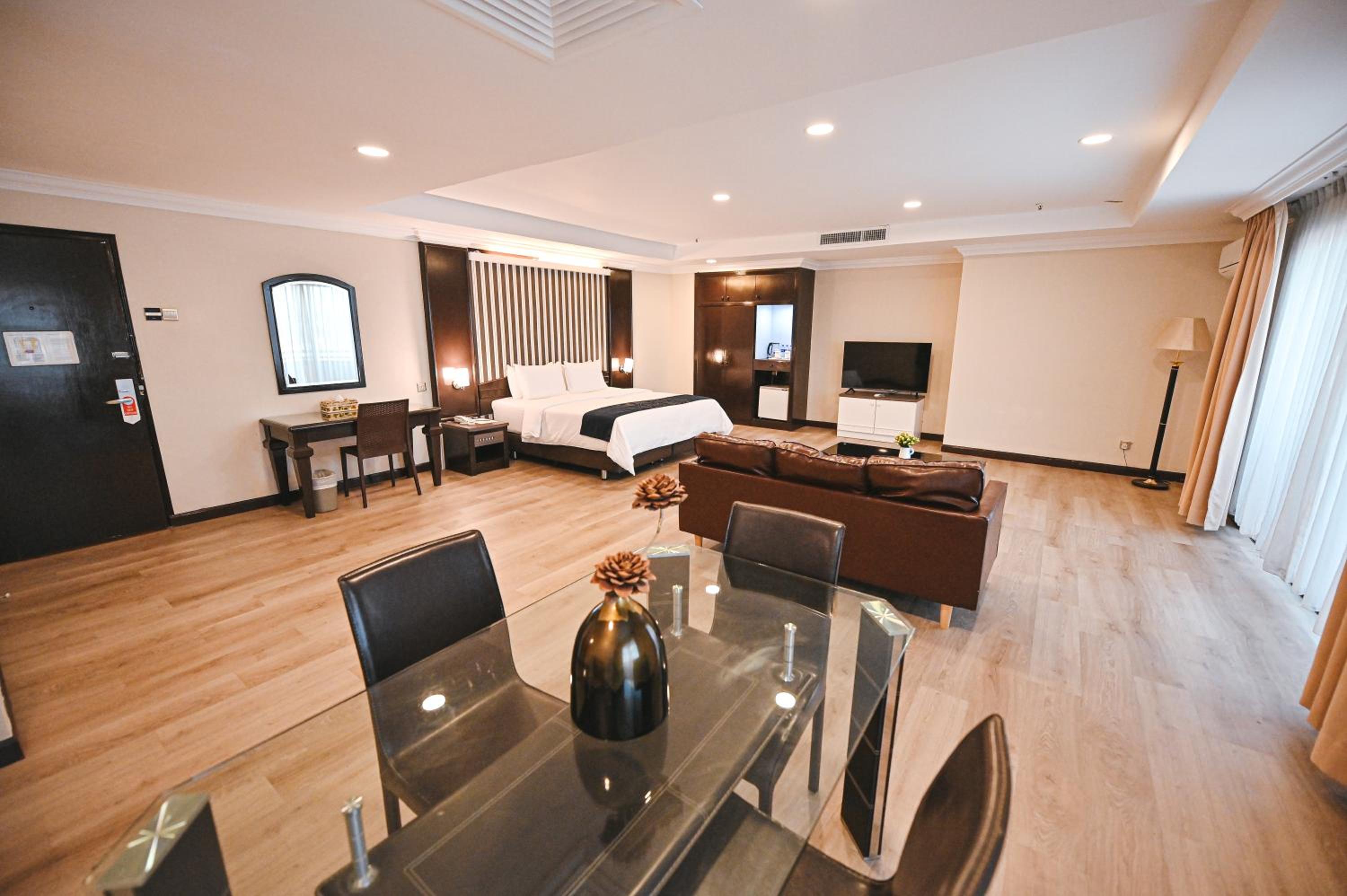 Suite - Photo 2