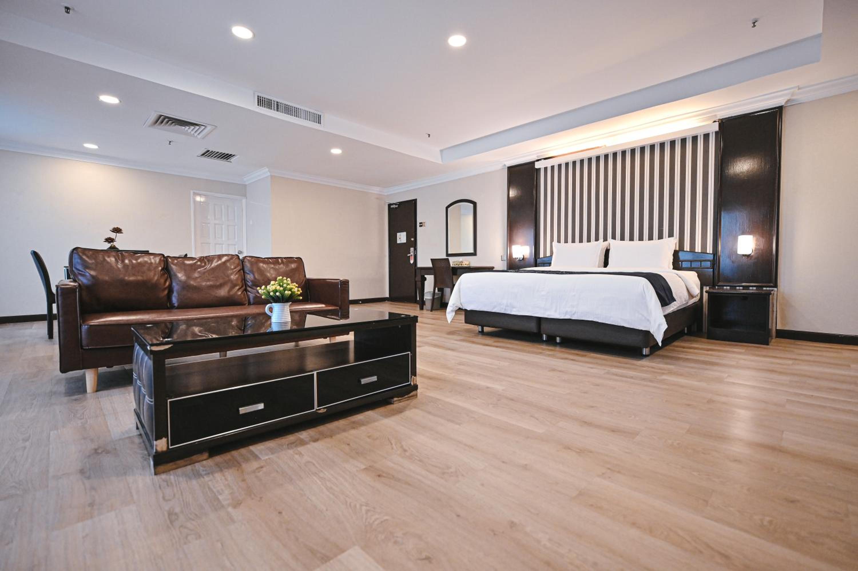 Suite - Photo 3