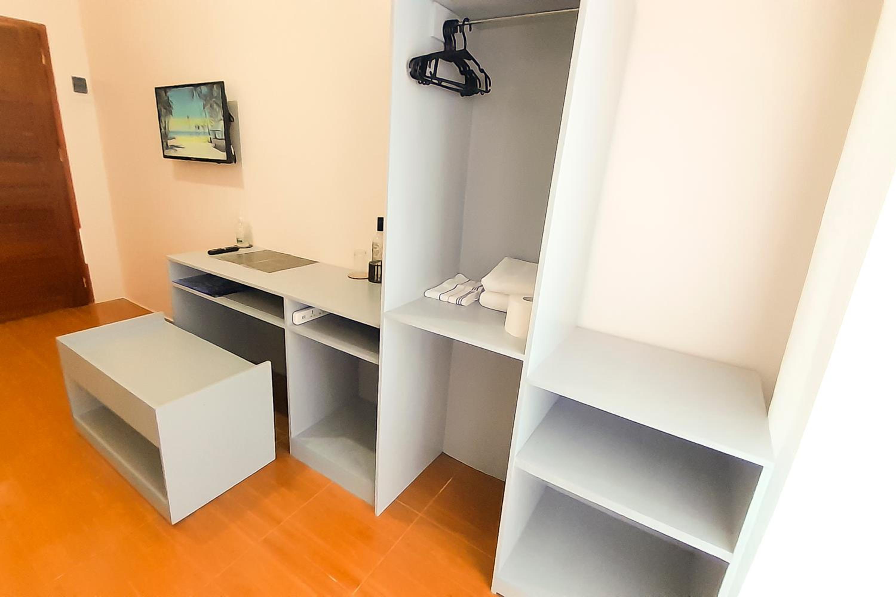 Double Room with Balcony - Photo 9