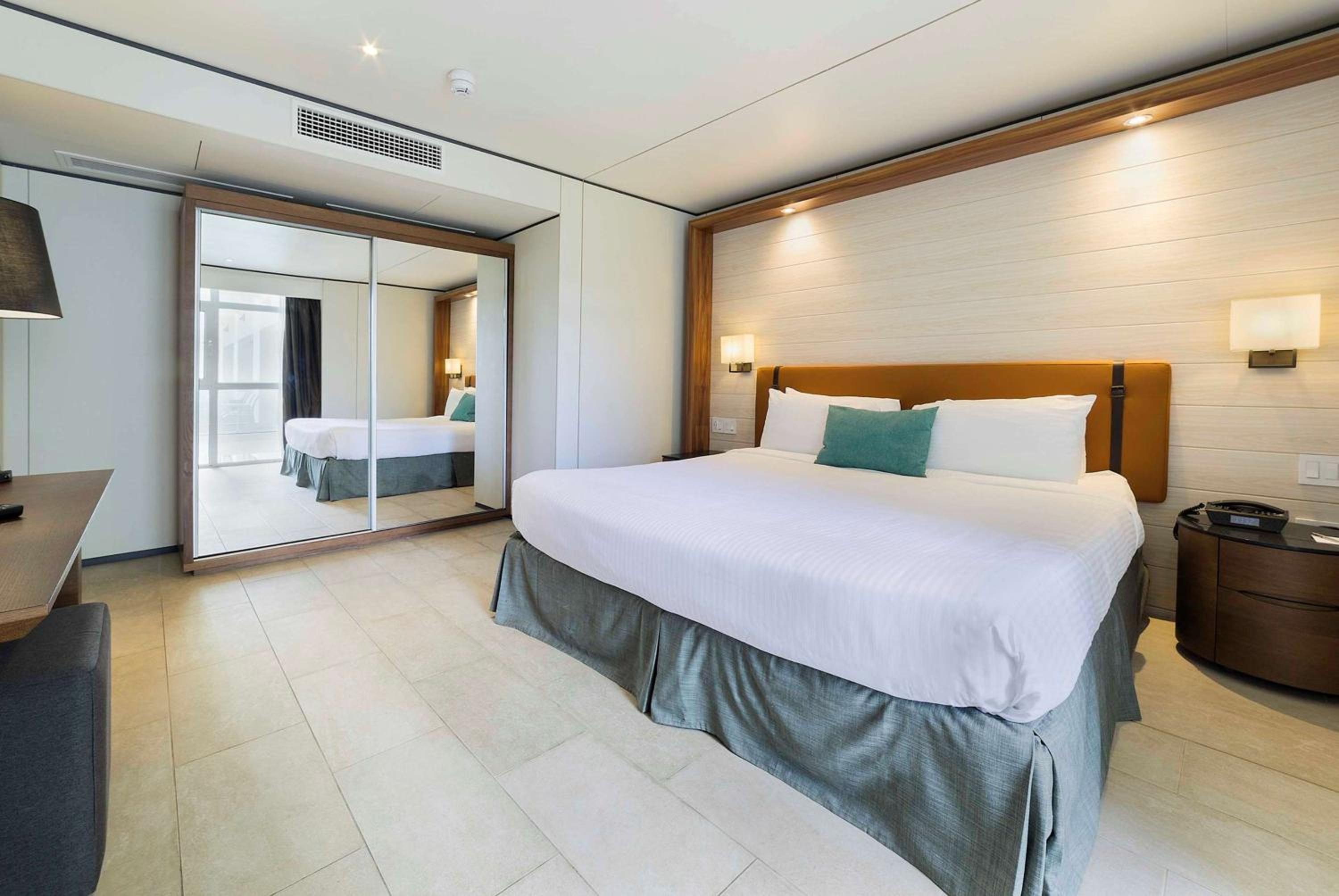 1 Bedroom Ocean View Suite - Photo 8