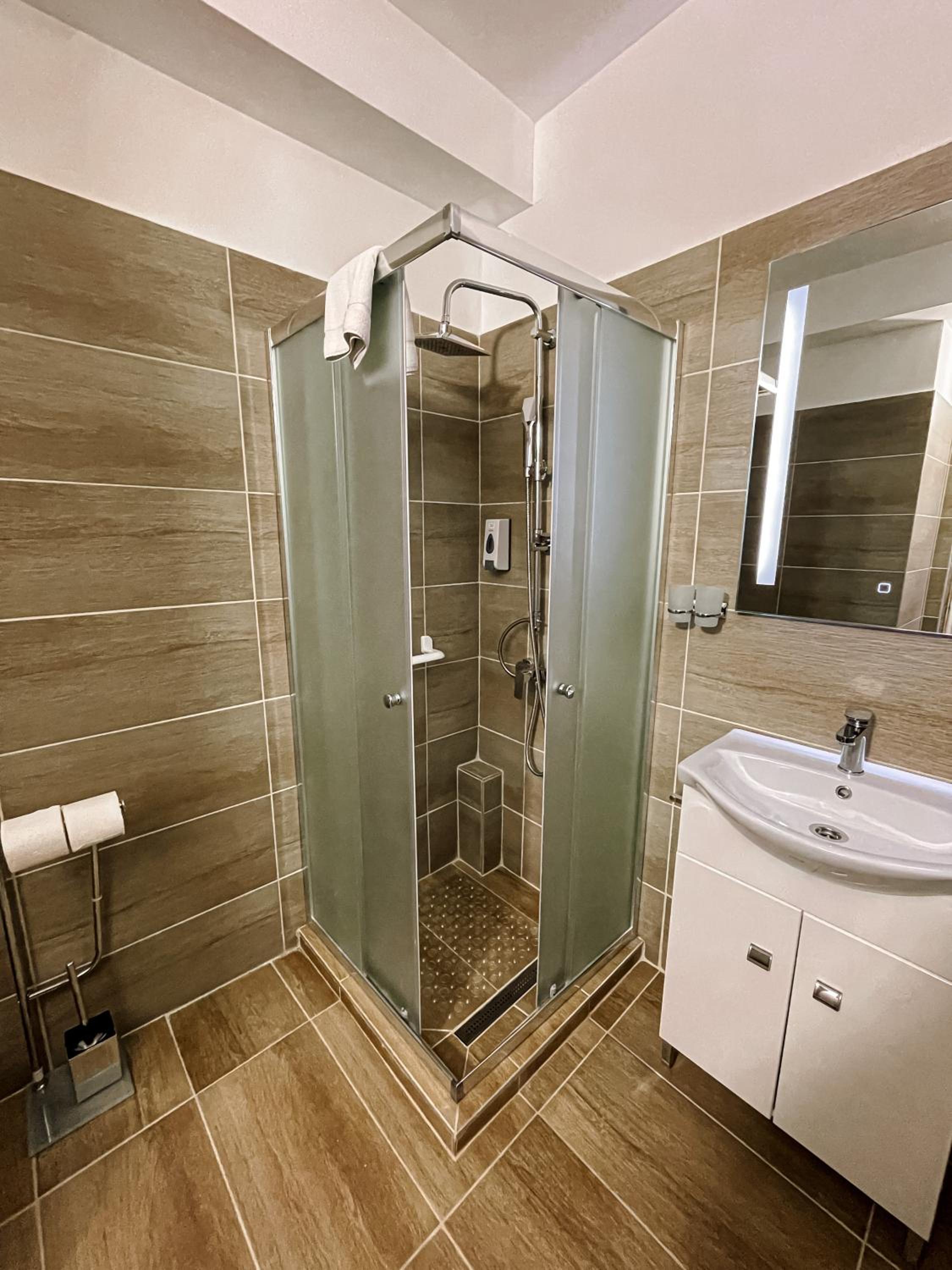 Apartment with Shower - Photo 4