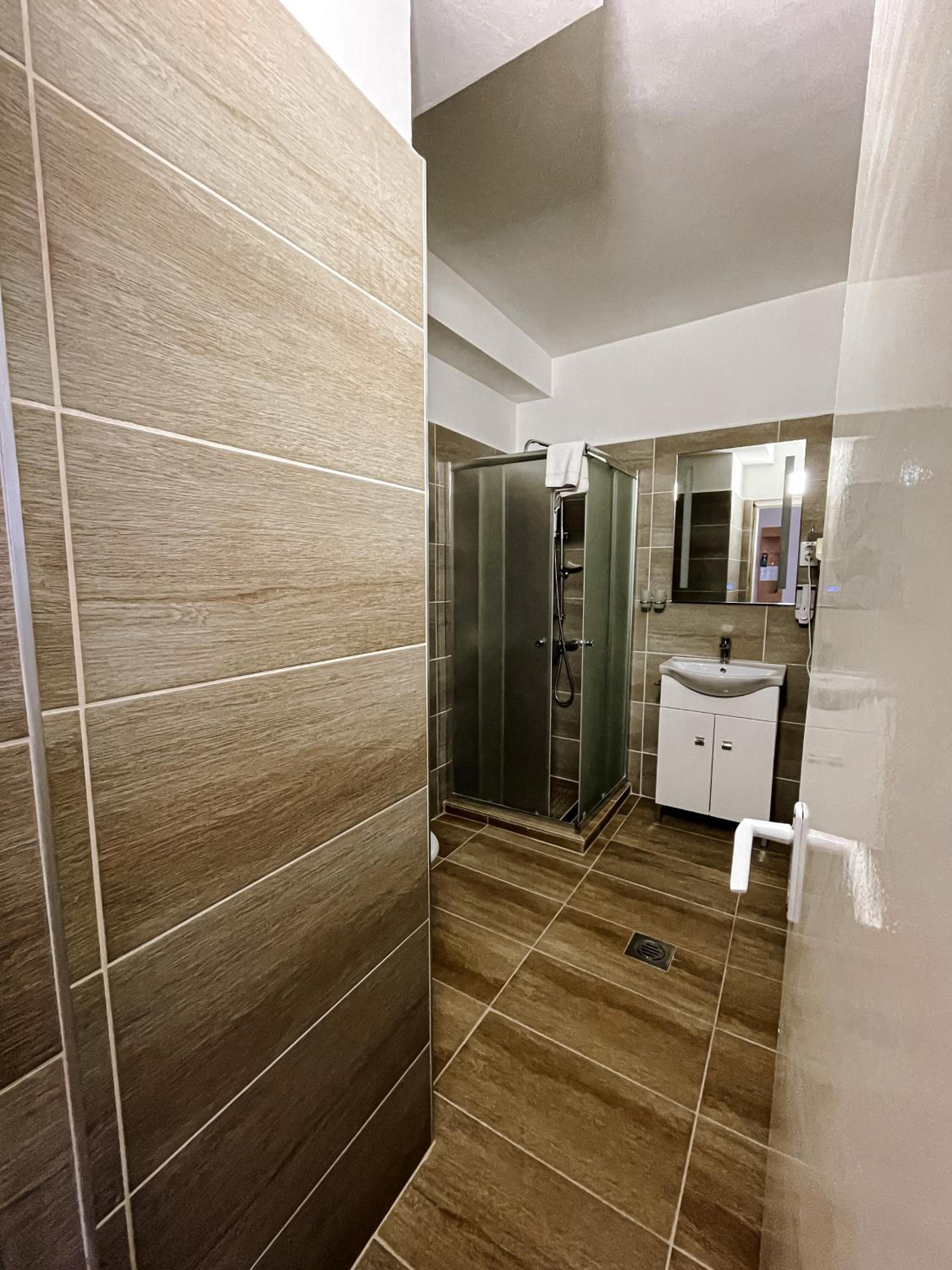 Apartment with Shower - Photo 3