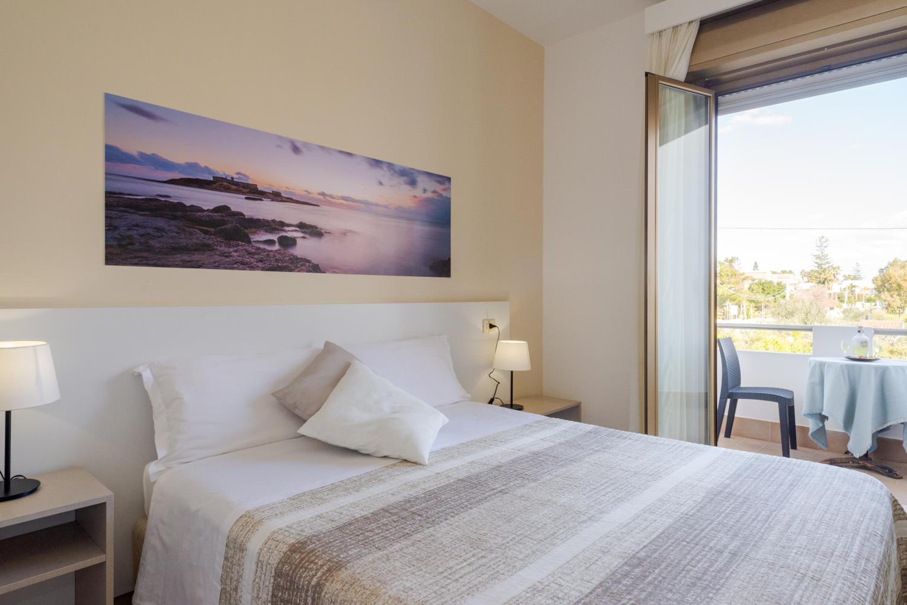 Comfort Double Room with Balcony and Side Sea View photo 2