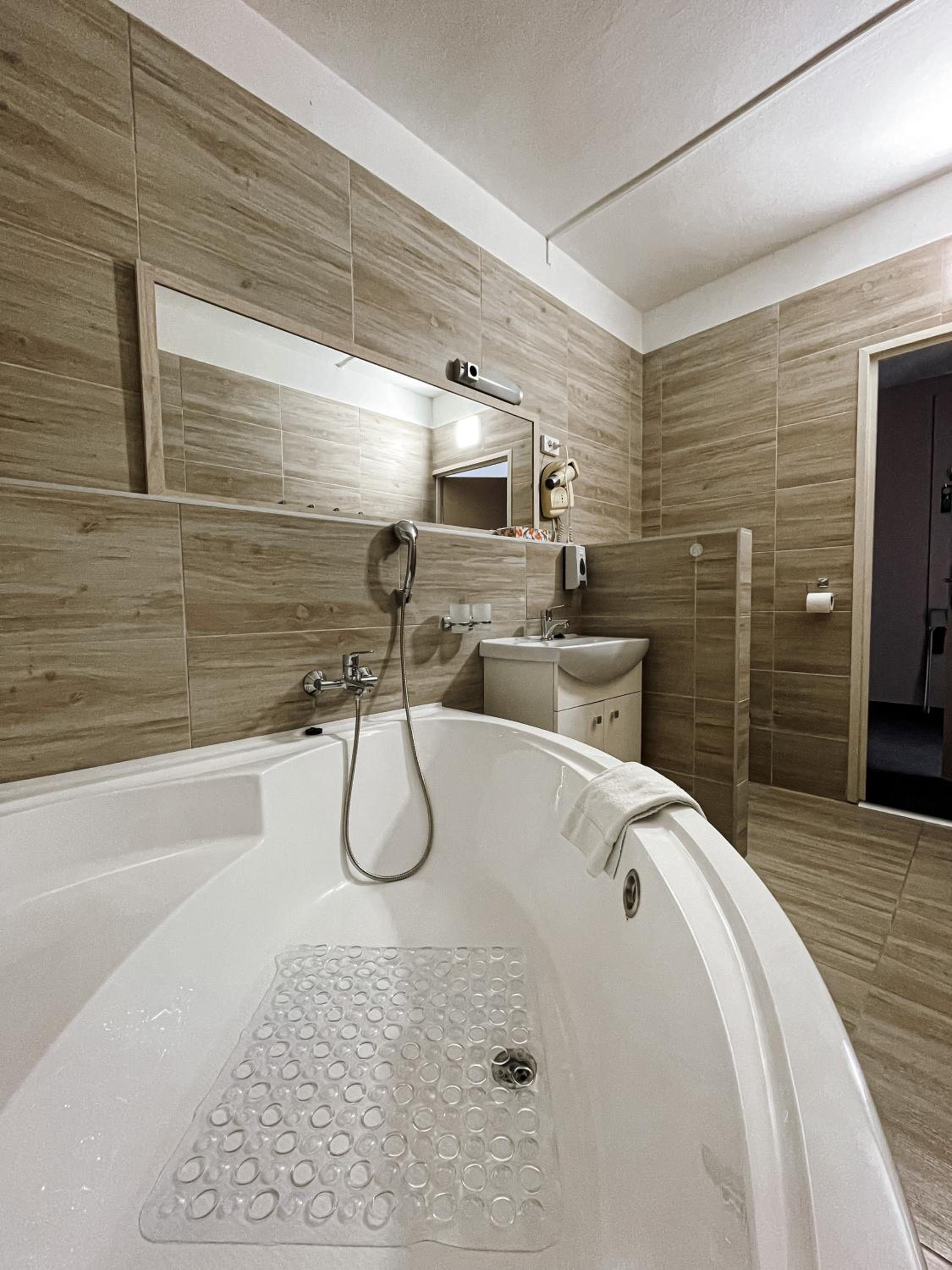 Queen Suite - Photo 2