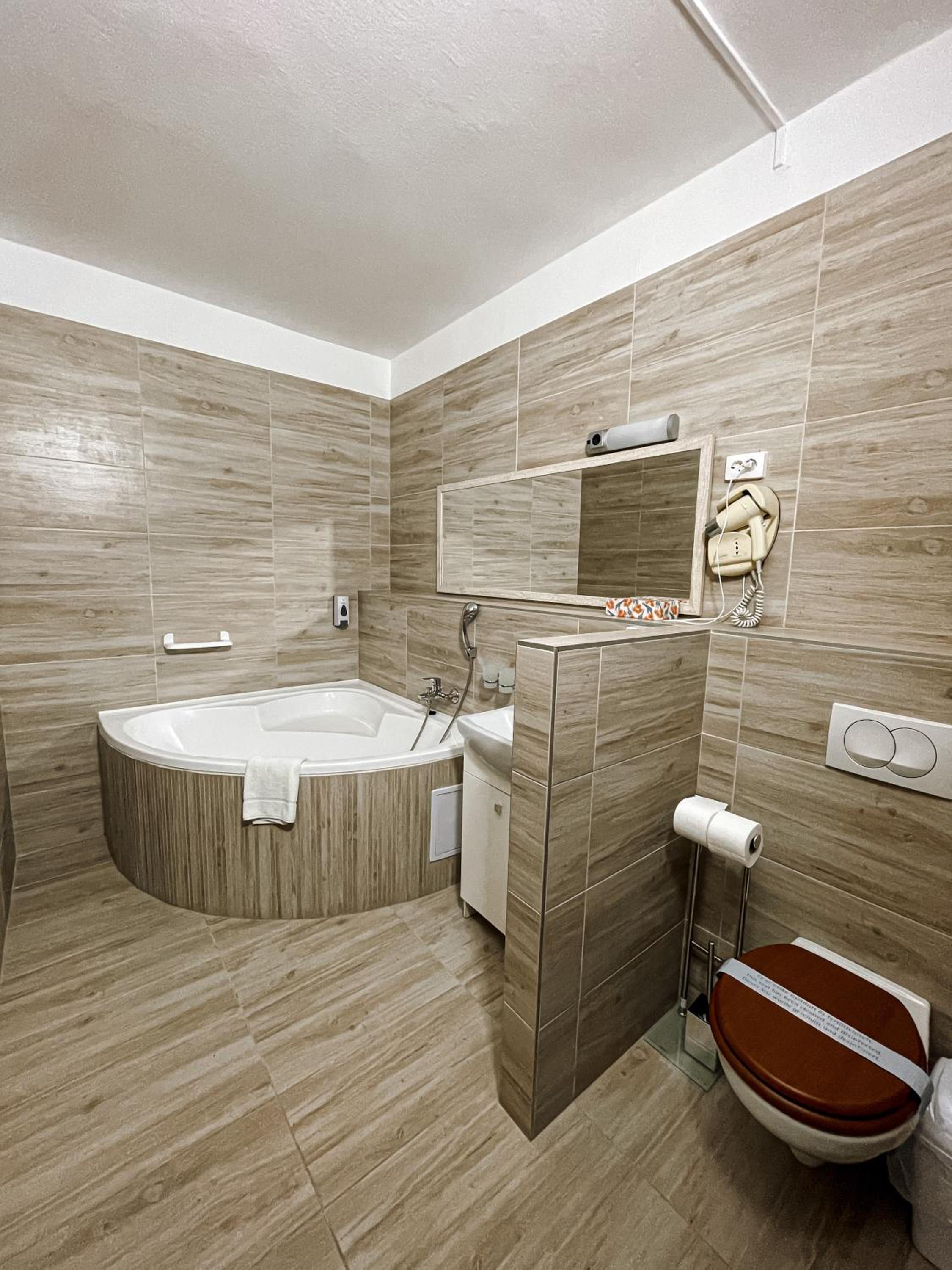 Queen Suite - Photo 3