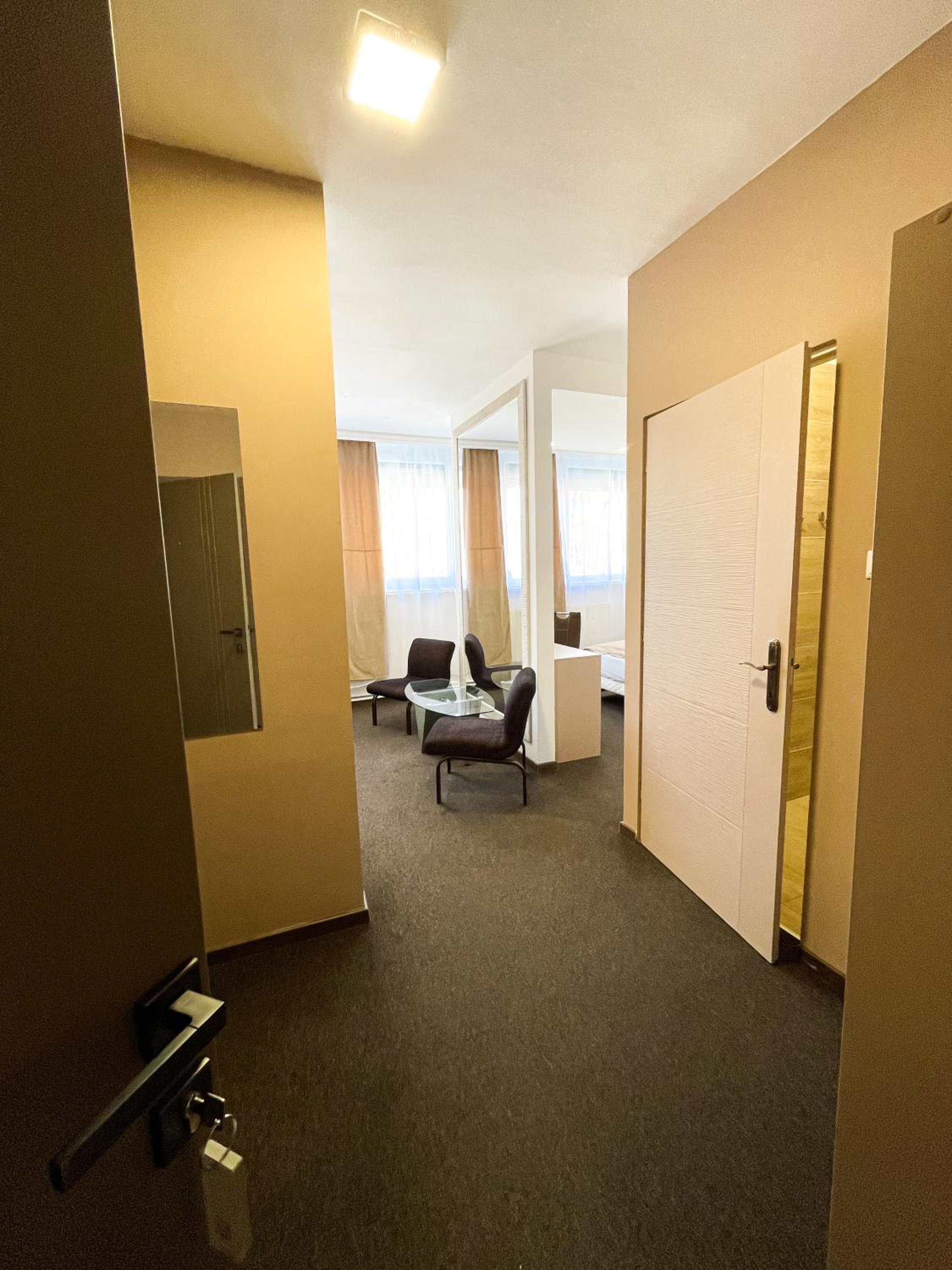 Queen Suite - Photo 1
