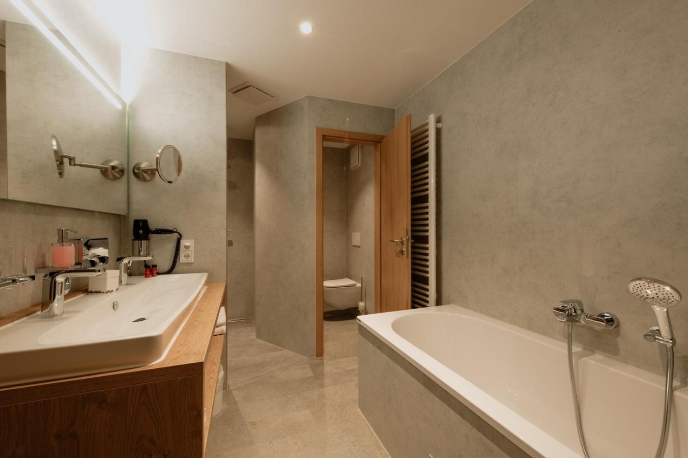 One-Bedroom Suite - Photo 6
