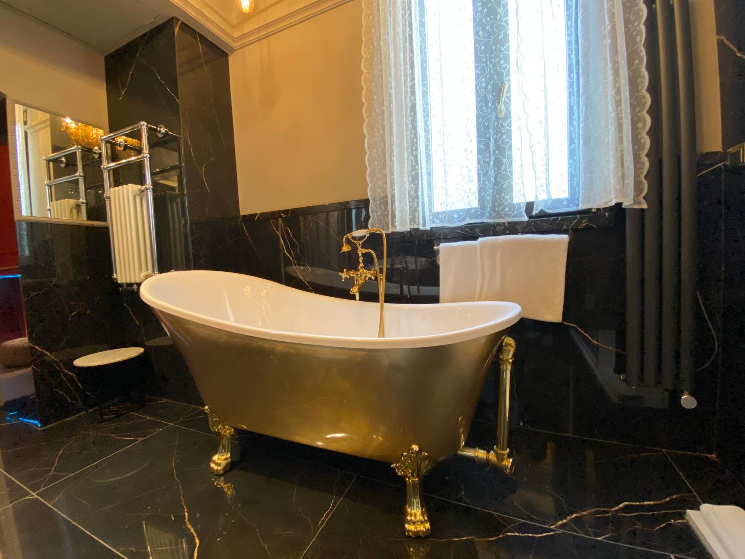 Superior King Room - Photo 9