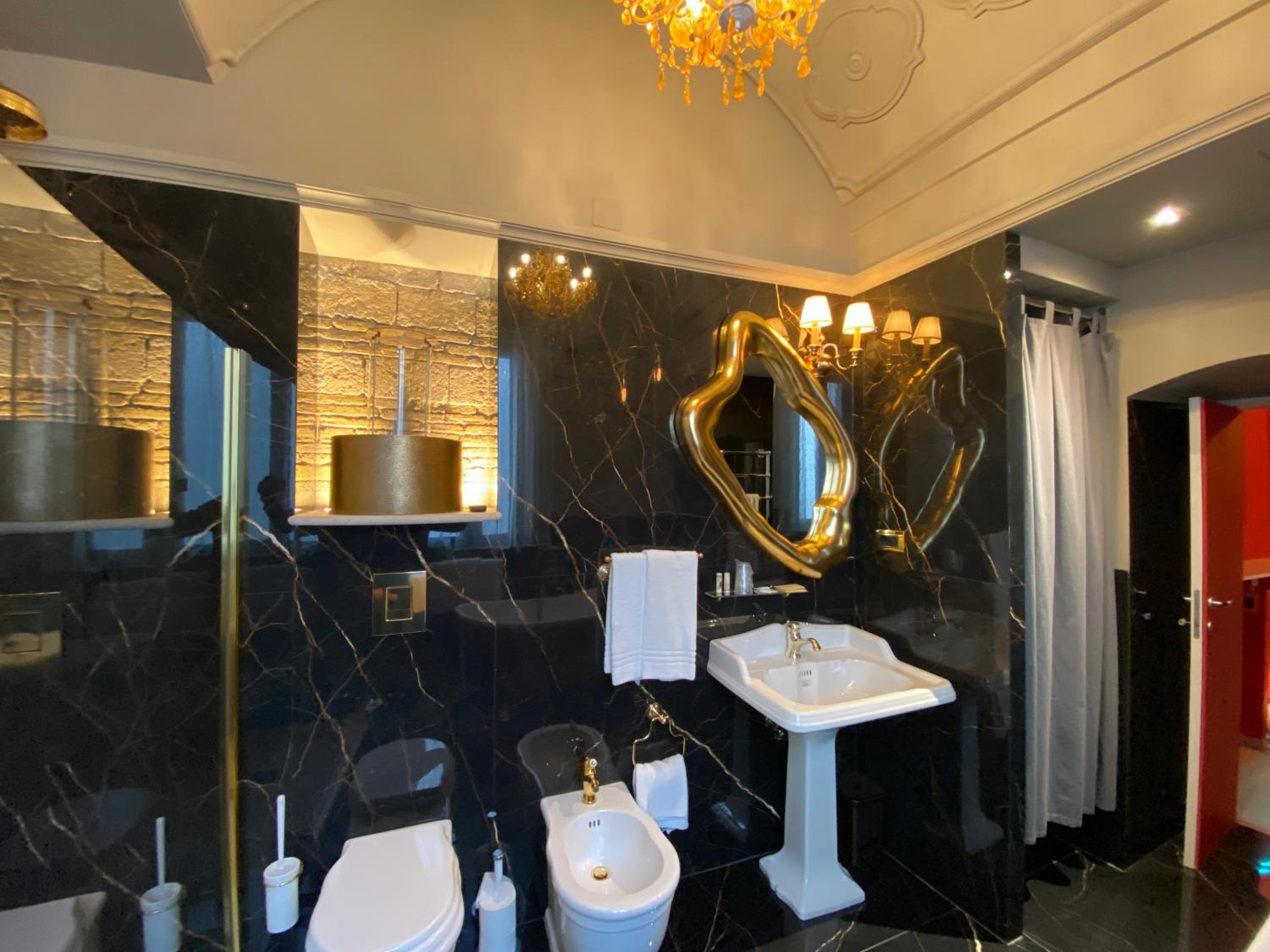 Superior King Room - Photo 5