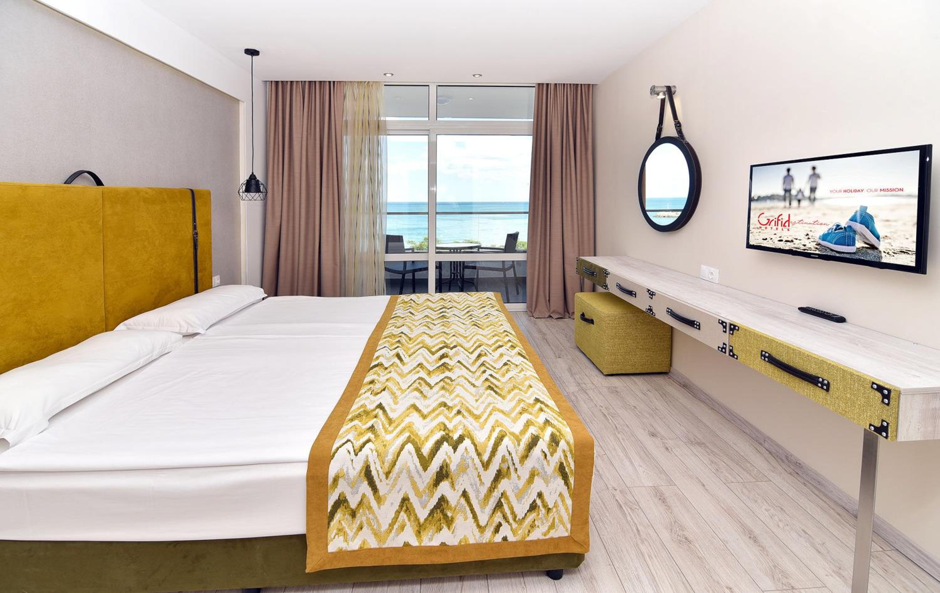 Family Room with Sea View – Free Infinity Pool and Private Beach Access