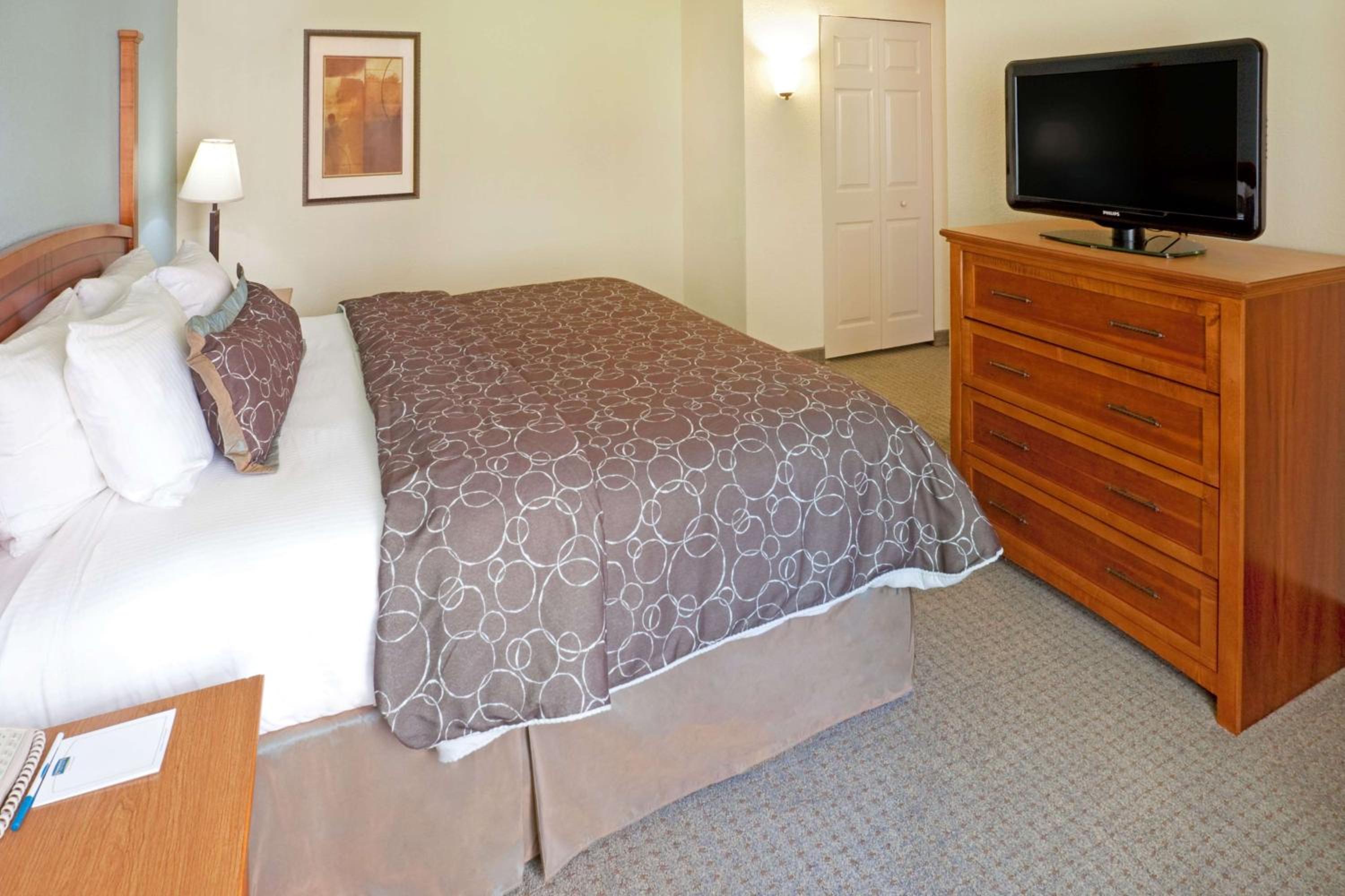One-Bedroom Queen Suite - Photo 2