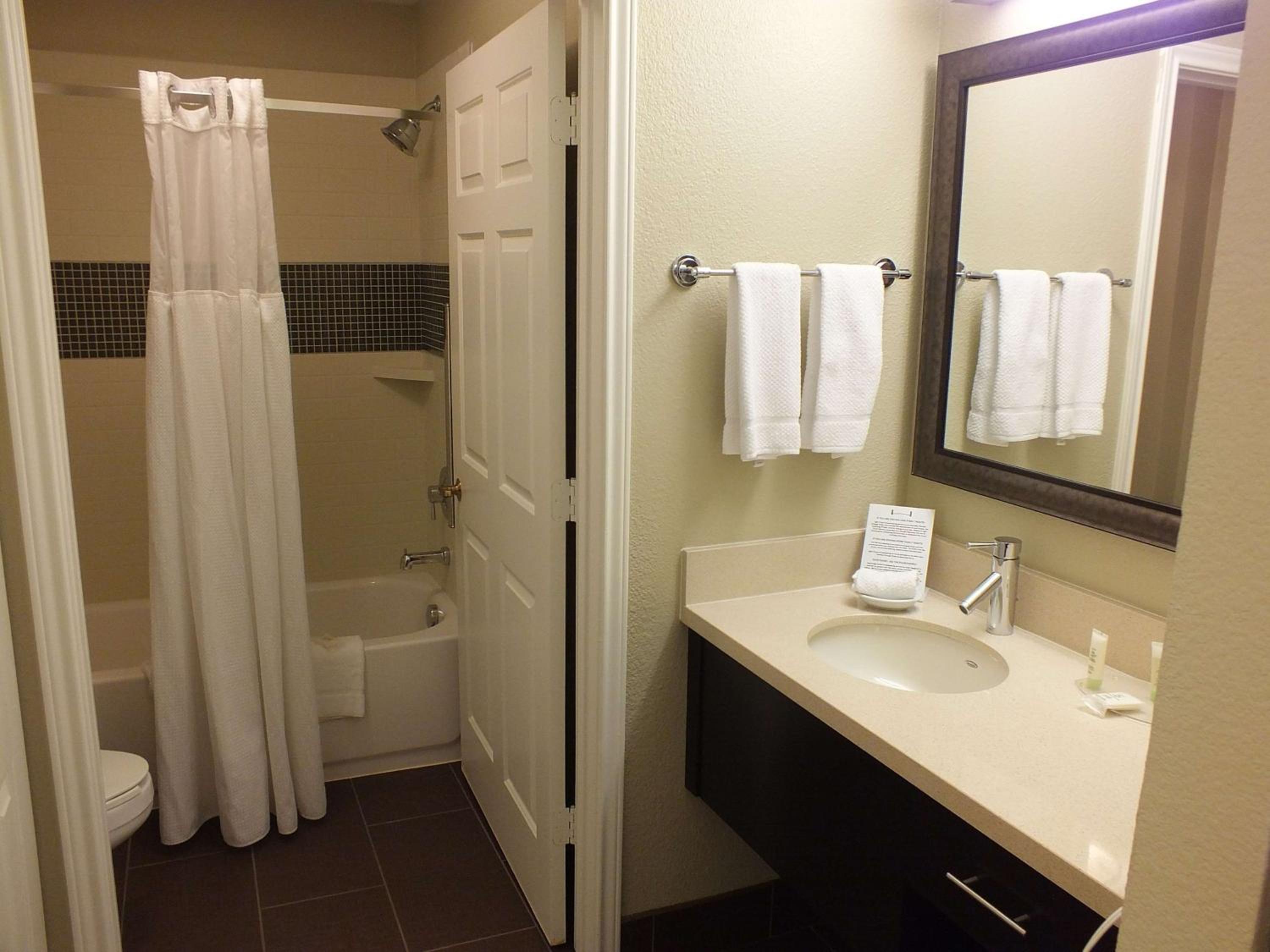 Queen Studio Suite - Photo 3