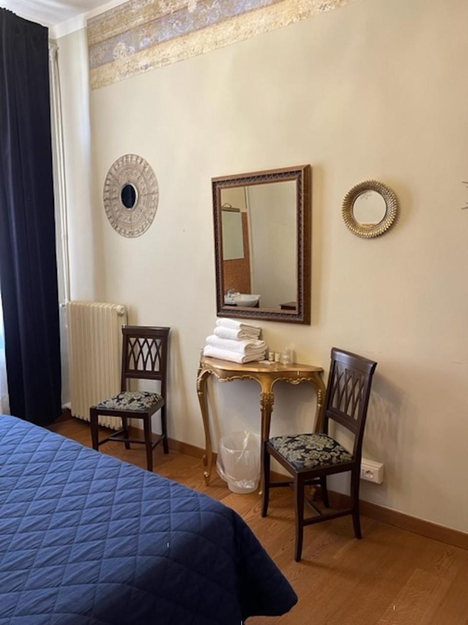 Double Room with Shared Bathroom photo 2