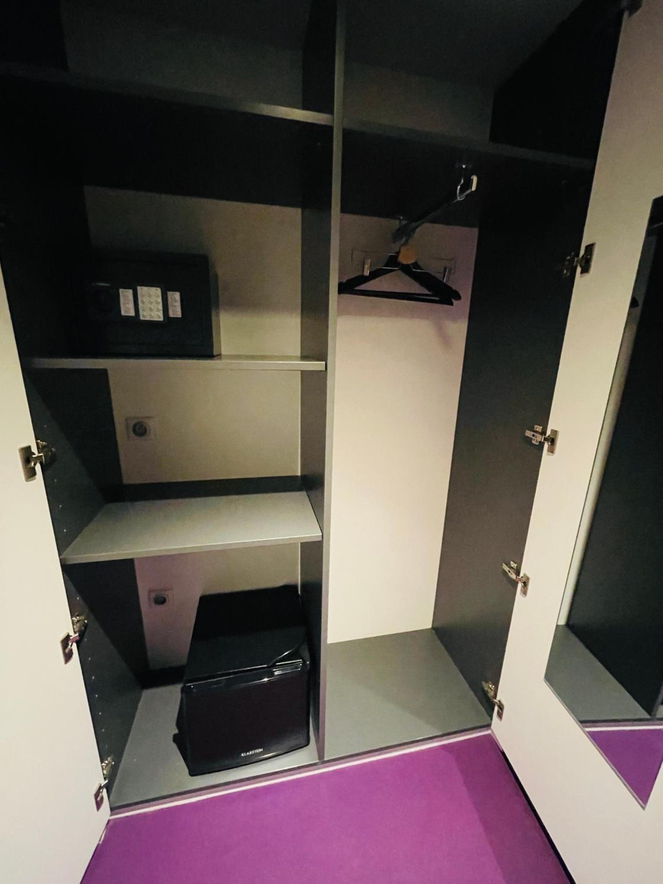 Twin Room with Shower - Photo 3